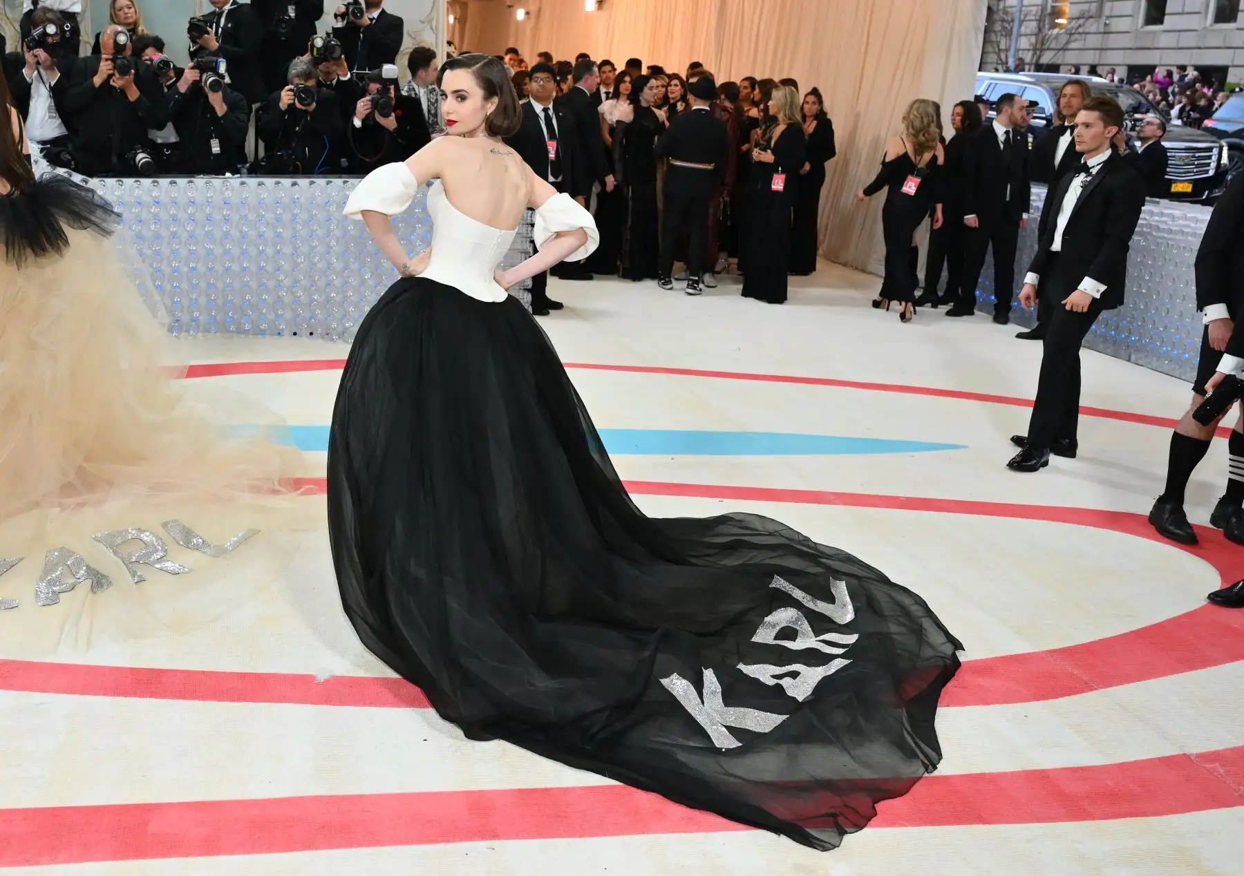 La actriz estadounidense-británica Lily Collins l llega a la Met Gala 2023 en el Museo Metropolitano de Arte el 1 de mayo de 2023 en Nueva York. La Gala recauda fondos para el Instituto del Traje del Museo Metropolitano de Arte. El tema de la Gala de 2023 es "Karl Lagerfeld: A Line of Beauty".
Foto: AFP