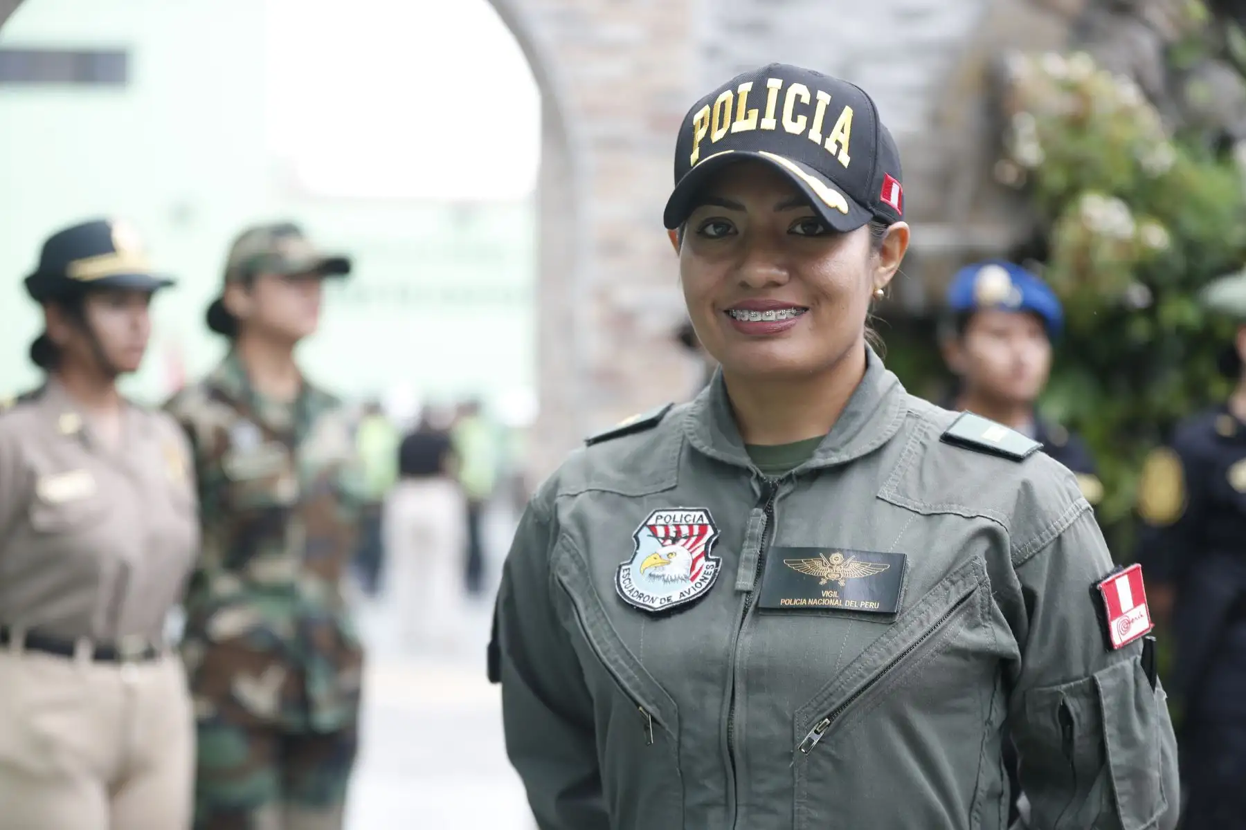 Ella es la Tnte. PNP Natalie Vigil Crisanto, con 8 años de servicio en la Policía. Desde hace 6 años se desempeña como policía piloto en la Aviación Policial, realizando labores de traslado de personal policial, vuelos de reconocimiento de zonas de conflicto en el Vraem y ubicación de pistas clandestinas usadas para el narcotráfico.Foto: ANDINA/Daniel Bracamonte