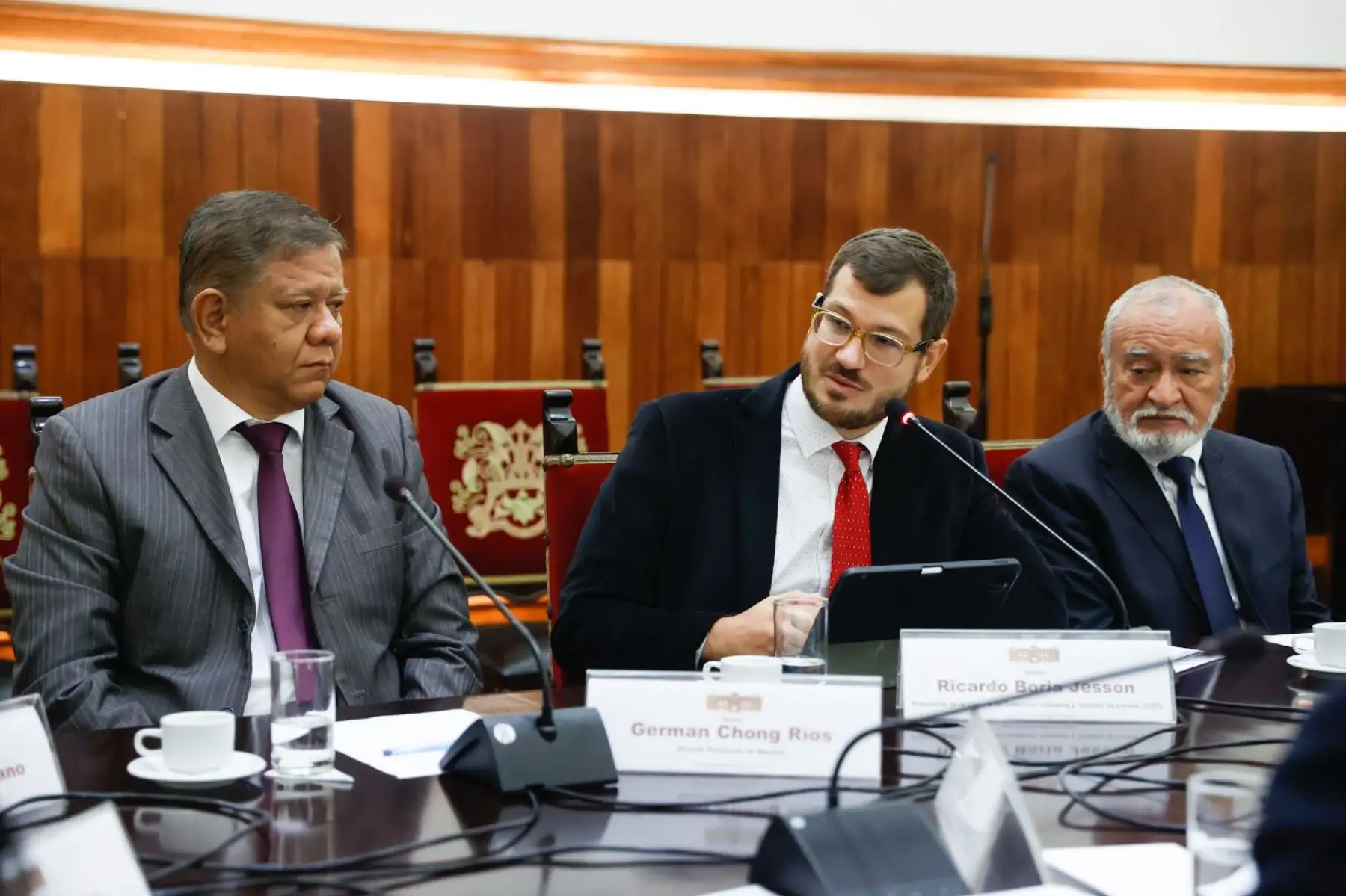 Reunión de trabajo sobre Desarrollo Amazónico, en la que participaron el gobernador de Loreto; el alcalde provincial de Maynas; otros representantes de la zona; y la ministra de Ambiente. Foto: ANDINA/Prensa Presidencia
