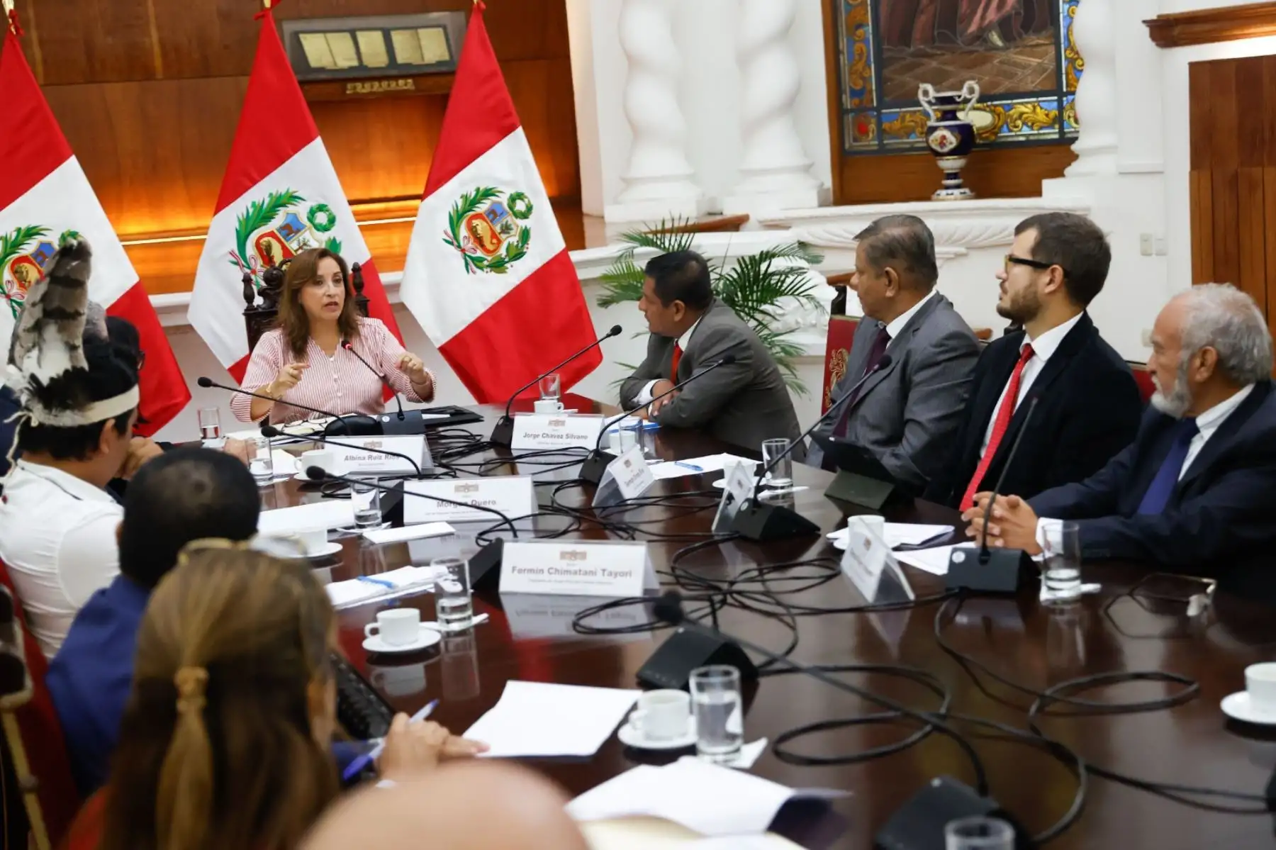 Reunión de trabajo sobre Desarrollo Amazónico, en la que participaron el gobernador de Loreto; el alcalde provincial de Maynas; otros representantes de la zona; y la ministra de Ambiente. Foto: ANDINA/Prensa Presidencia