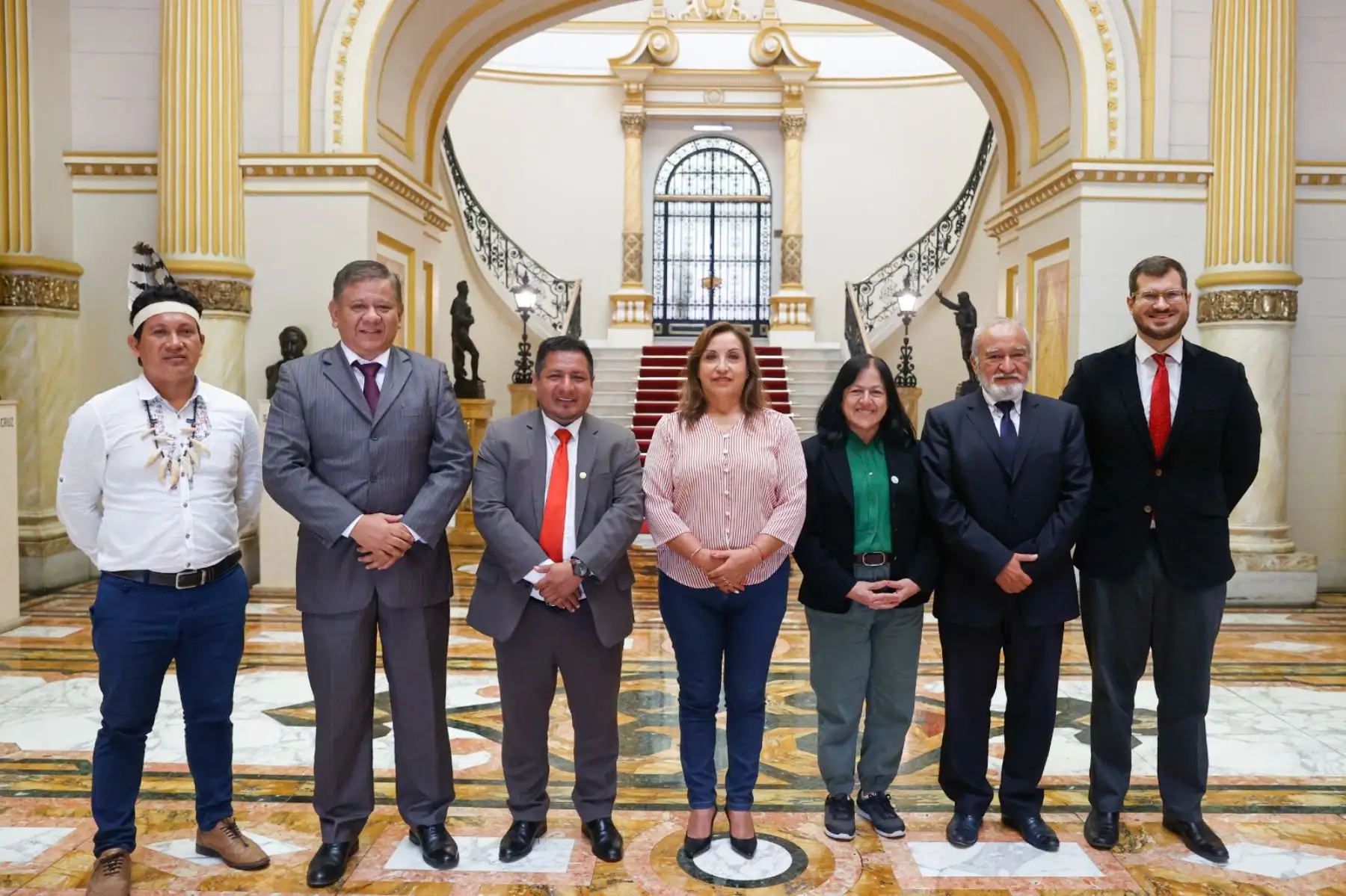 Reunión de trabajo sobre Desarrollo Amazónico, en la que participaron el gobernador de Loreto; el alcalde provincial de Maynas; otros representantes de la zona; y la ministra de Ambiente. Foto: ANDINA/Prensa Presidencia