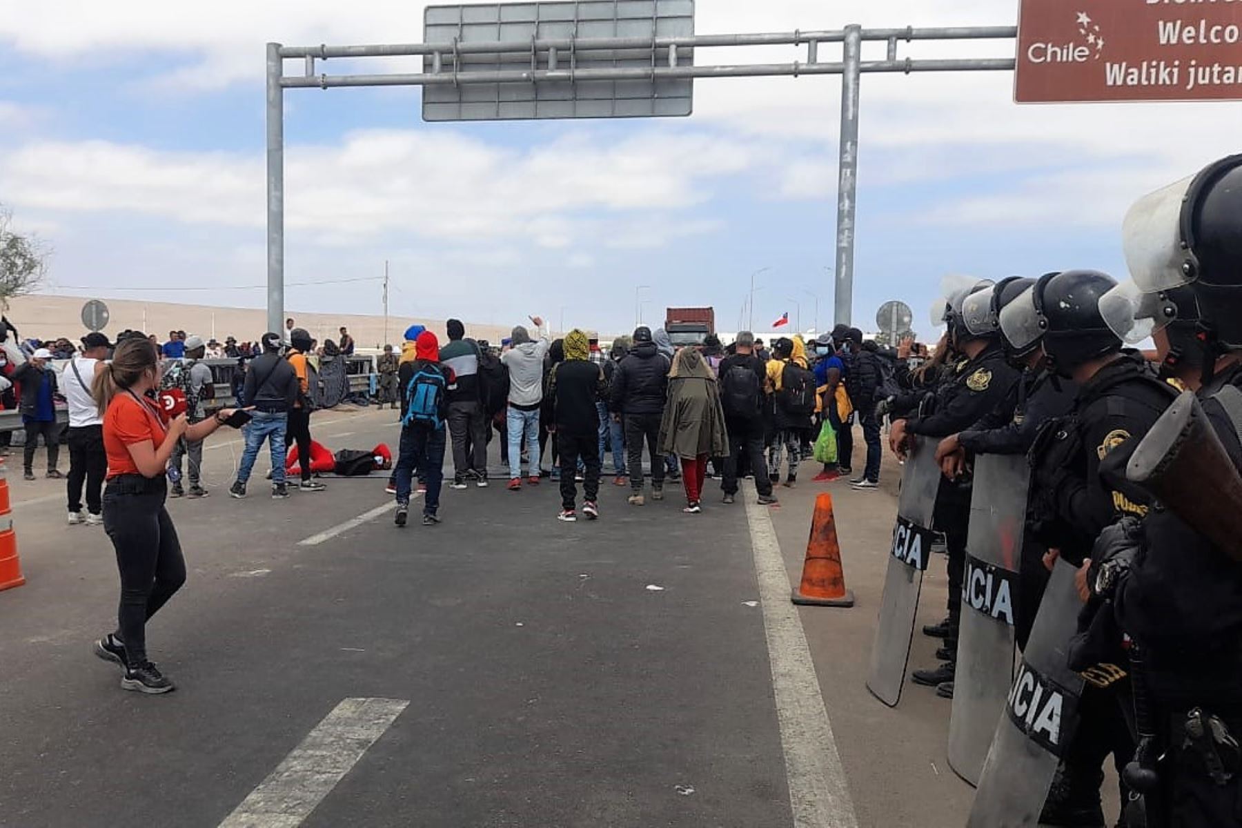 Ciudadanos extranjeros interrumpen el paso de vehículos y pasajeros en el sector de la Línea de la Concordia. Foto: ANDINA/Difusión