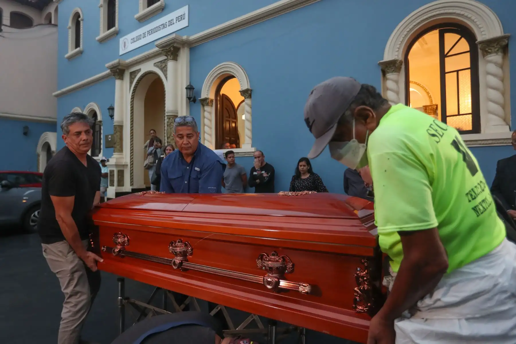 Los restos del periodista Luis Miranda, llegan al velatorio Paseo de la Libertad de Prensa, en el Colegio de Periodistas de Lima. Familiares, amigos y colegas del hombre de prensa se reunieron para dar el último adiós en el distrito de Lince.
Foto: ANDINA/Ricardo Cuba