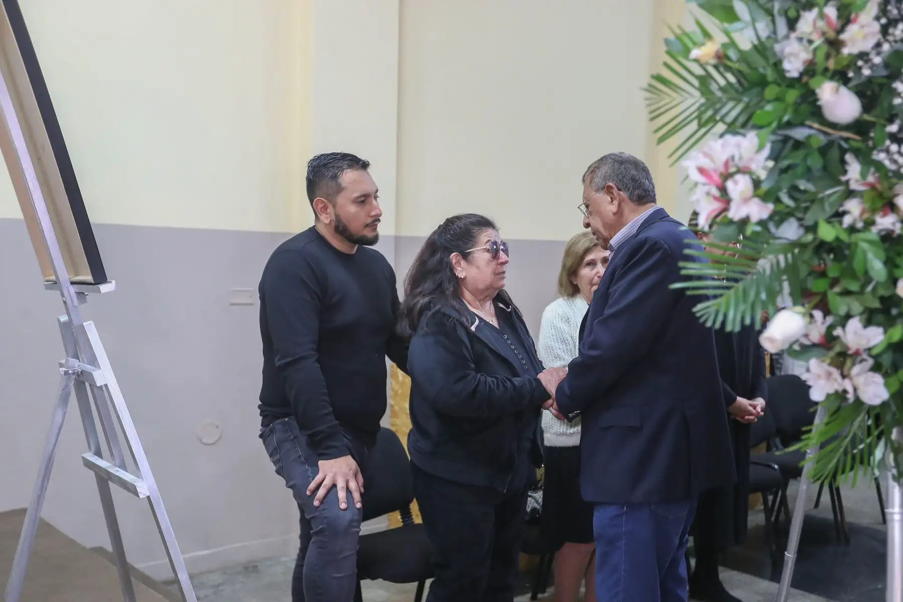 Los restos del periodista Luis Miranda, llegan al velatorio Paseo de la Libertad de Prensa, en el Colegio de Periodistas de Lima. Familiares, amigos y colegas del hombre de prensa se reunieron para dar el último adiós en el distrito de Lince.
Foto: ANDINA/Ricardo Cuba