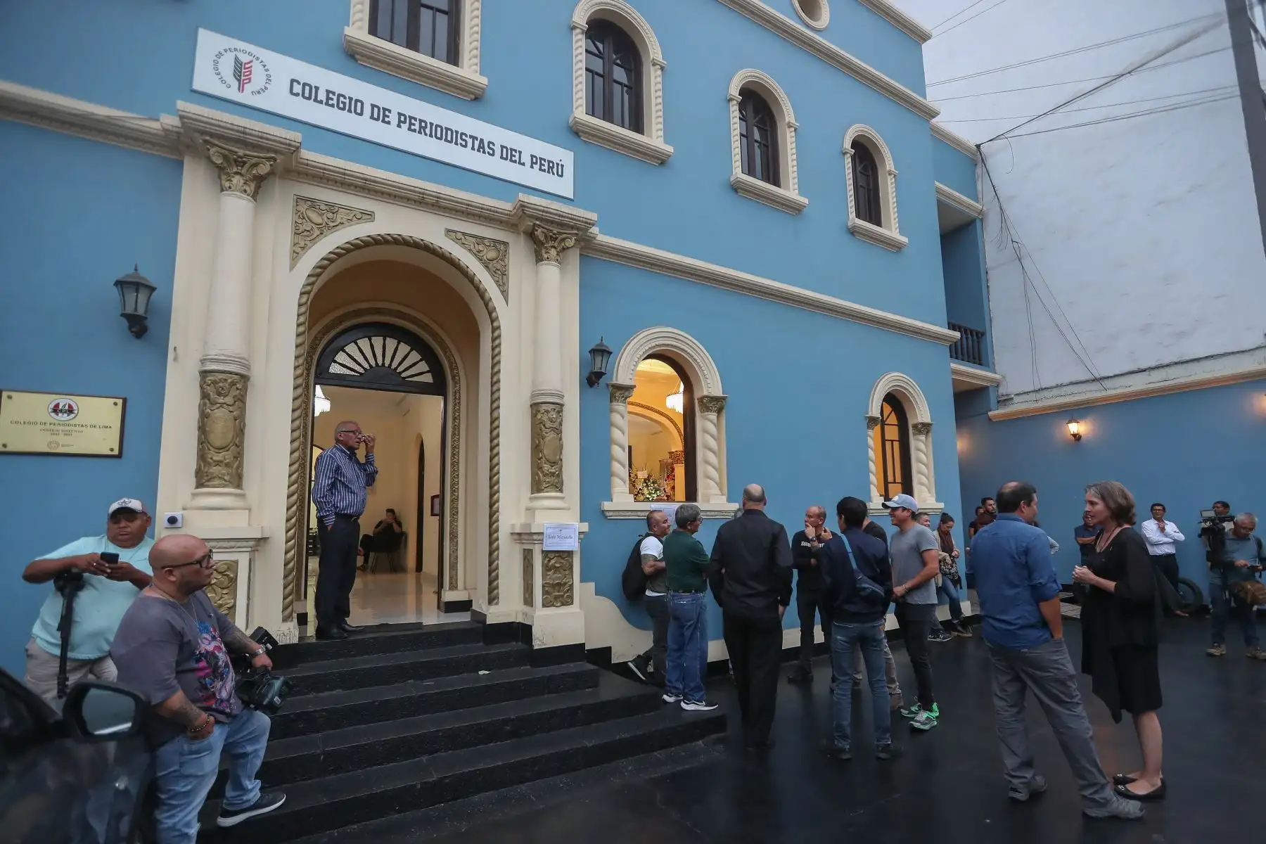 Los restos del periodista Luis Miranda, llegan al velatorio Paseo de la Libertad de Prensa, en el Colegio de Periodistas de Lima. Familiares, amigos y colegas del hombre de prensa se reunieron para dar el último adiós en el distrito de Lince.
Foto: ANDINA/Ricardo Cuba