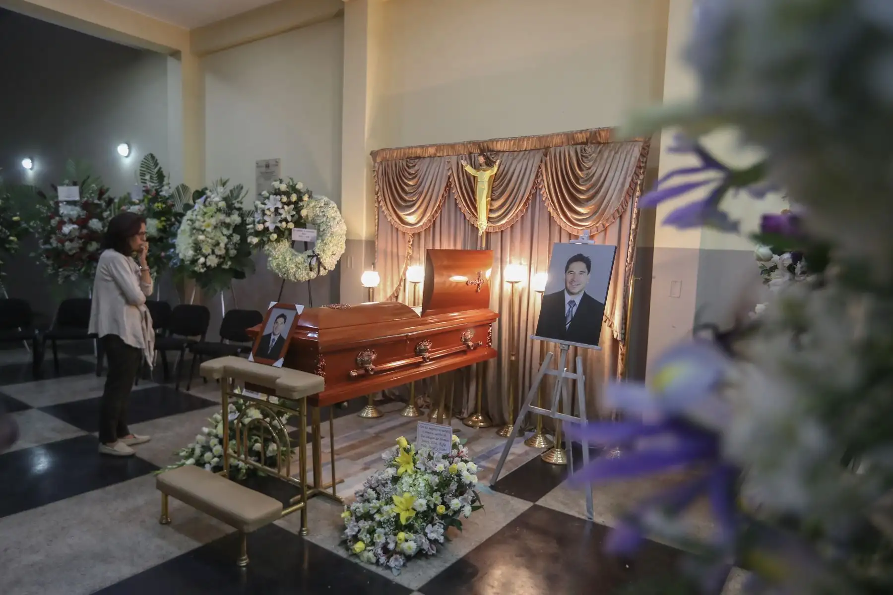 Los restos del periodista Luis Miranda, llegan al velatorio Paseo de la Libertad de Prensa, en el Colegio de Periodistas de Lima. Familiares, amigos y colegas del hombre de prensa se reunieron para dar el último adiós en el distrito de Lince.
Foto: ANDINA/Ricardo Cuba
