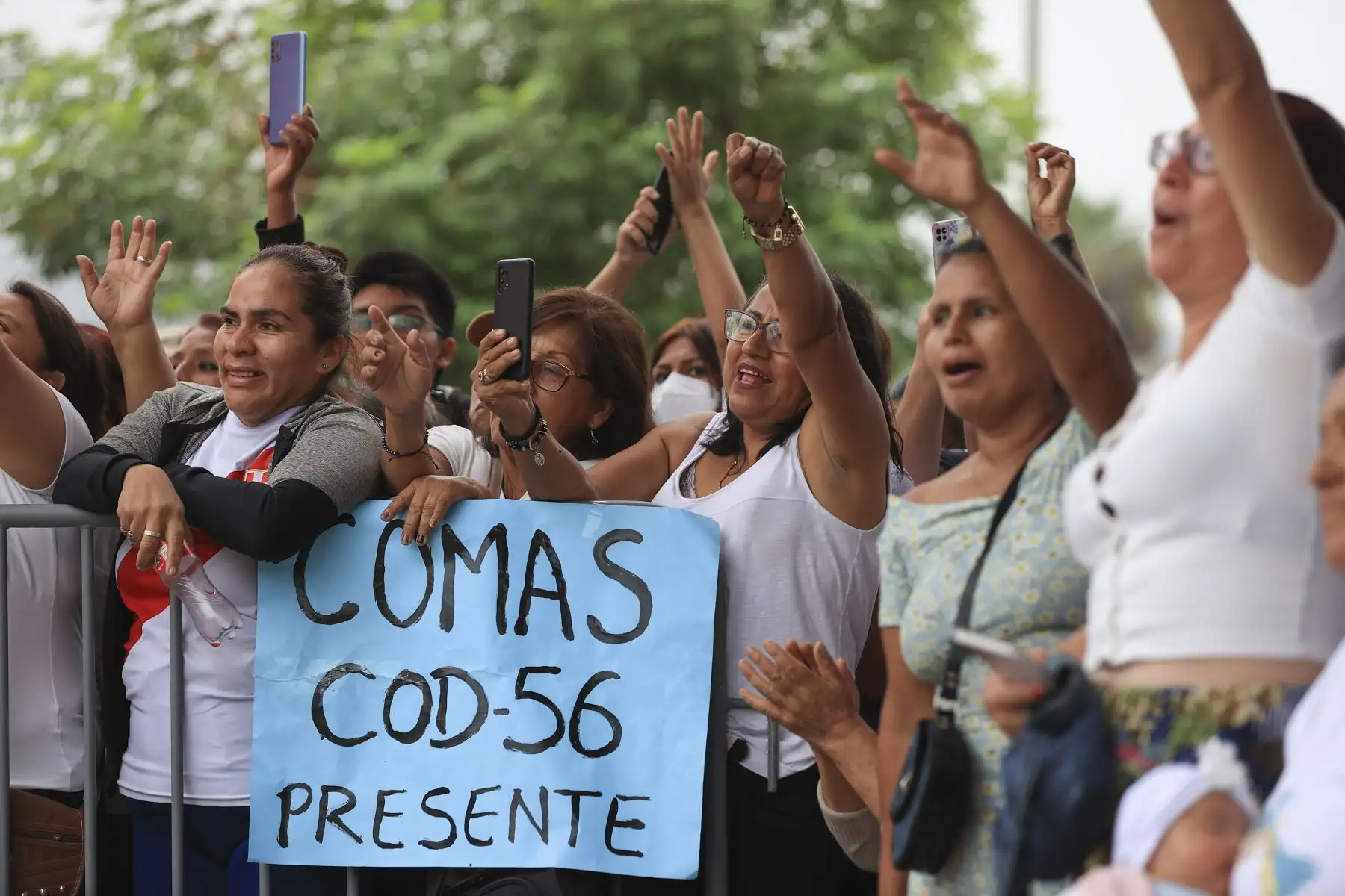 La mandataria junto al ministro de Desarrollo e Inclusión Social, Julio Demartini, representantes de la Organización de los Comités del Vaso de Leche de Lima y Callao, y numerosas madres de familia participó en la ceremonia donde se anunció la transferencia de S/ 100 millones a favor de los gobiernos locales para el Programa Vaso de Leche.
Foto: ANDINA/MIDIS