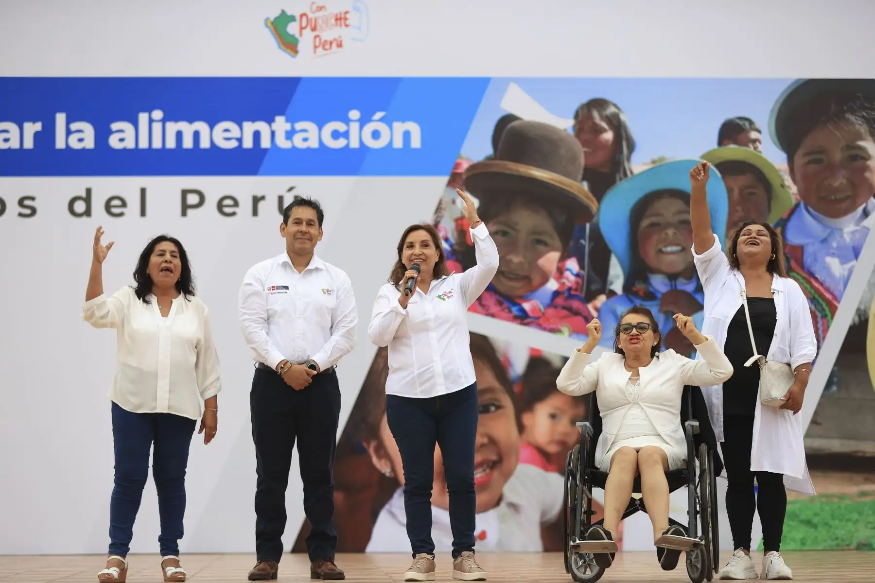La mandataria junto al ministro de Desarrollo e Inclusión Social, Julio Demartini, representantes de la Organización de los Comités del Vaso de Leche de Lima y Callao, y numerosas madres de familia participó en la ceremonia donde se anunció la transferencia de S/ 100 millones a favor de los gobiernos locales para el Programa Vaso de Leche.
Foto: ANDINA/MIDIS