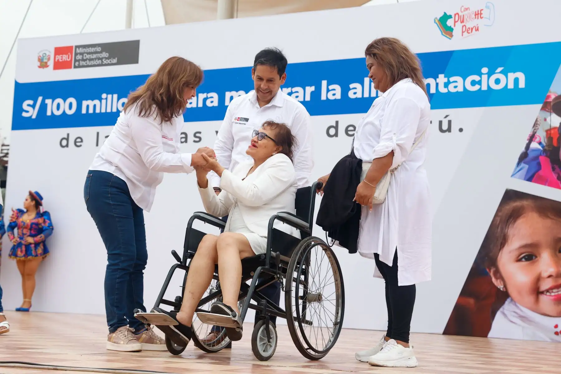 La mandataria junto al ministro de Desarrollo e Inclusión Social, Julio Demartini, representantes de la Organización de los Comités del Vaso de Leche de Lima y Callao, y numerosas madres de familia participó en la ceremonia donde se anunció la transferencia de S/ 100 millones a favor de los gobiernos locales para el Programa Vaso de Leche.
Foto: ANDINA/MIDIS