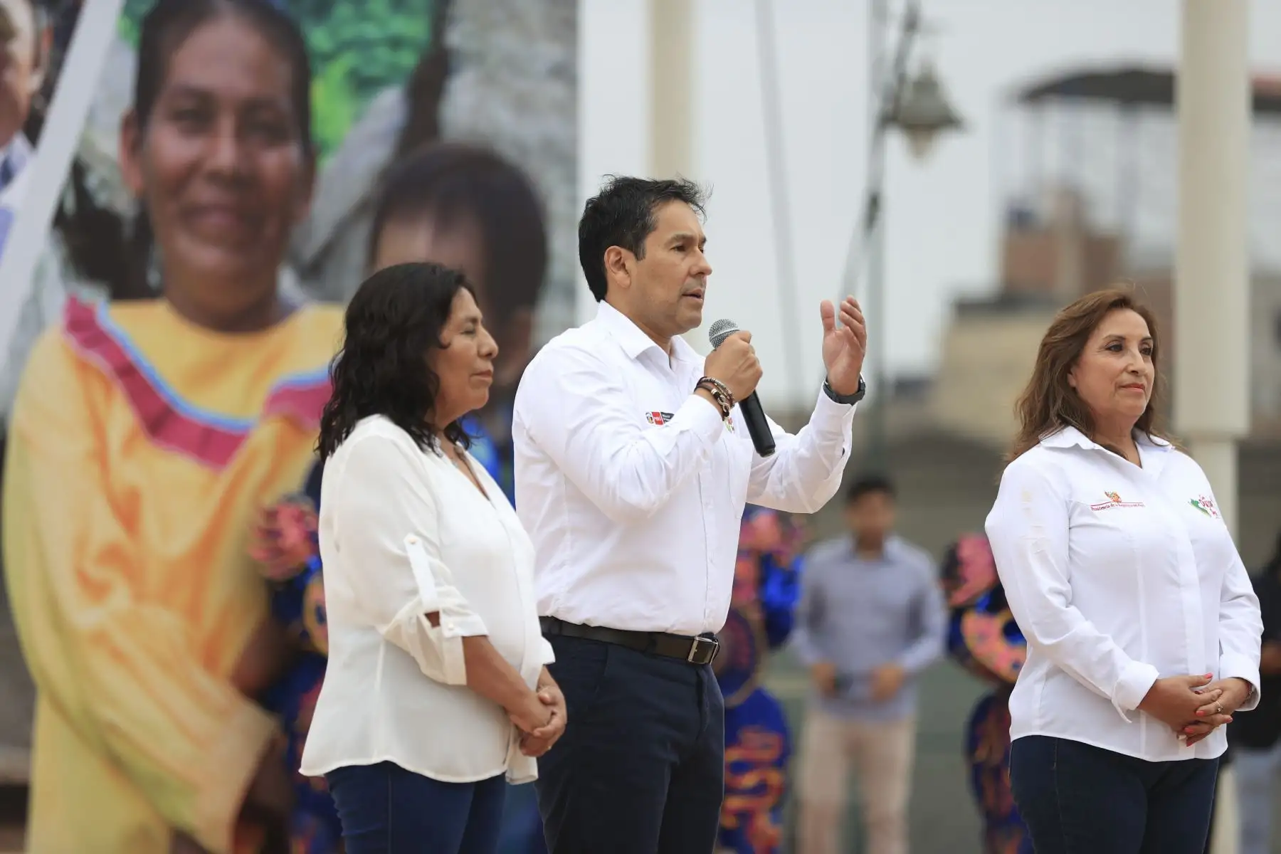 La mandataria junto al ministro de Desarrollo e Inclusión Social, Julio Demartini, representantes de la Organización de los Comités del Vaso de Leche de Lima y Callao, y numerosas madres de familia participó en la ceremonia donde se anunció la transferencia de S/ 100 millones a favor de los gobiernos locales para el Programa Vaso de Leche.
Foto: ANDINA/MIDIS