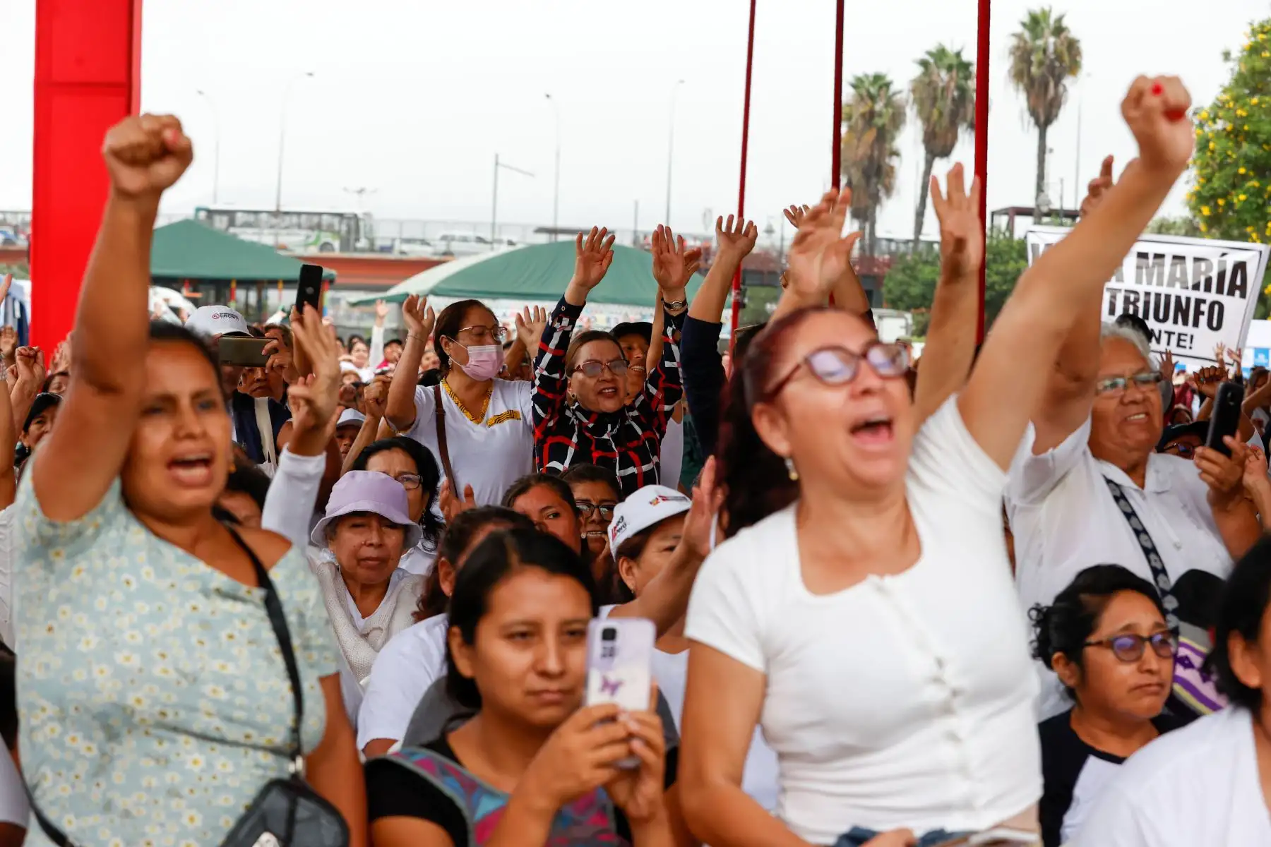 La mandataria junto al ministro de Desarrollo e Inclusión Social, Julio Demartini, representantes de la Organización de los Comités del Vaso de Leche de Lima y Callao, y numerosas madres de familia participó en la ceremonia donde se anunció la transferencia de S/ 100 millones a favor de los gobiernos locales para el Programa Vaso de Leche.
Foto: ANDINA/MIDIS
