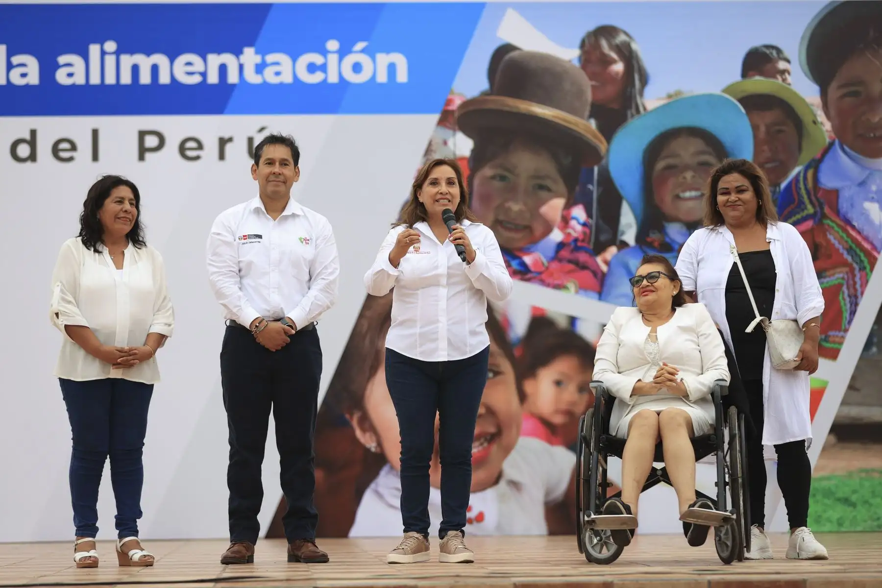 La mandataria junto al ministro de Desarrollo e Inclusión Social, Julio Demartini, representantes de la Organización de los Comités del Vaso de Leche de Lima y Callao, y numerosas madres de familia participó en la ceremonia donde se anunció la transferencia de S/ 100 millones a favor de los gobiernos locales para el Programa Vaso de Leche.
Foto: ANDINA/MIDIS
