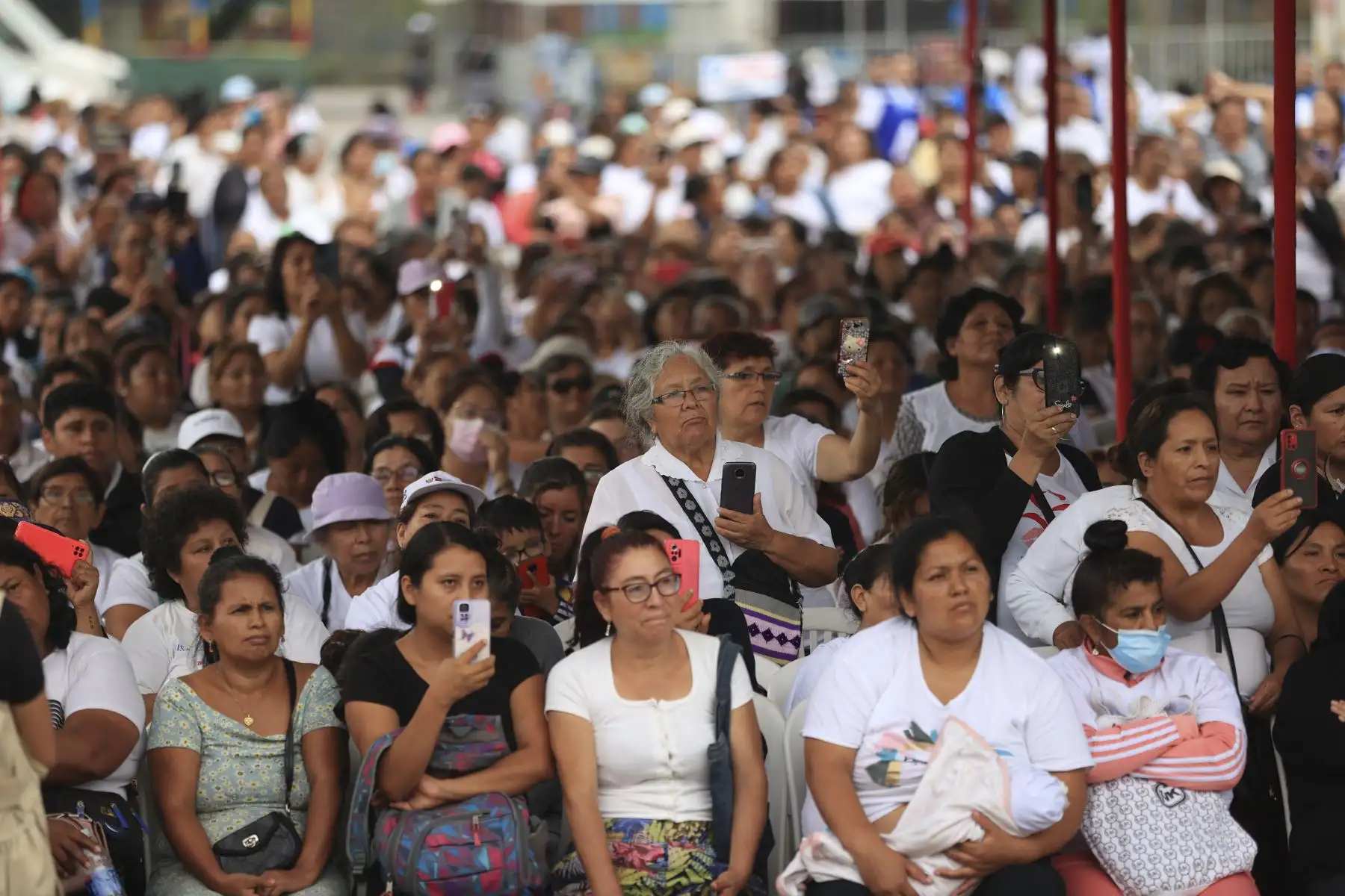 La mandataria junto al ministro de Desarrollo e Inclusión Social, Julio Demartini, representantes de la Organización de los Comités del Vaso de Leche de Lima y Callao, y numerosas madres de familia participó en la ceremonia donde se anunció la transferencia de S/ 100 millones a favor de los gobiernos locales para el Programa Vaso de Leche.
Foto: ANDINA/MIDIS