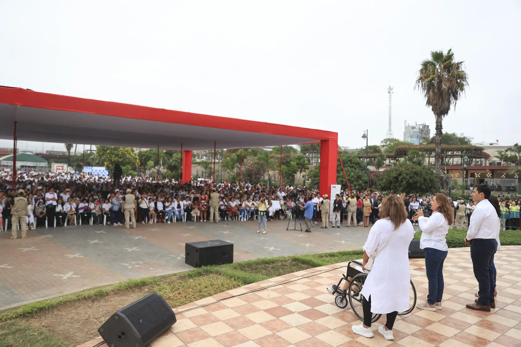 La mandataria junto al ministro de Desarrollo e Inclusión Social, Julio Demartini, representantes de la Organización de los Comités del Vaso de Leche de Lima y Callao, y numerosas madres de familia participó en la ceremonia donde se anunció la transferencia de S/ 100 millones a favor de los gobiernos locales para el Programa Vaso de Leche.
Foto: ANDINA/MIDIS