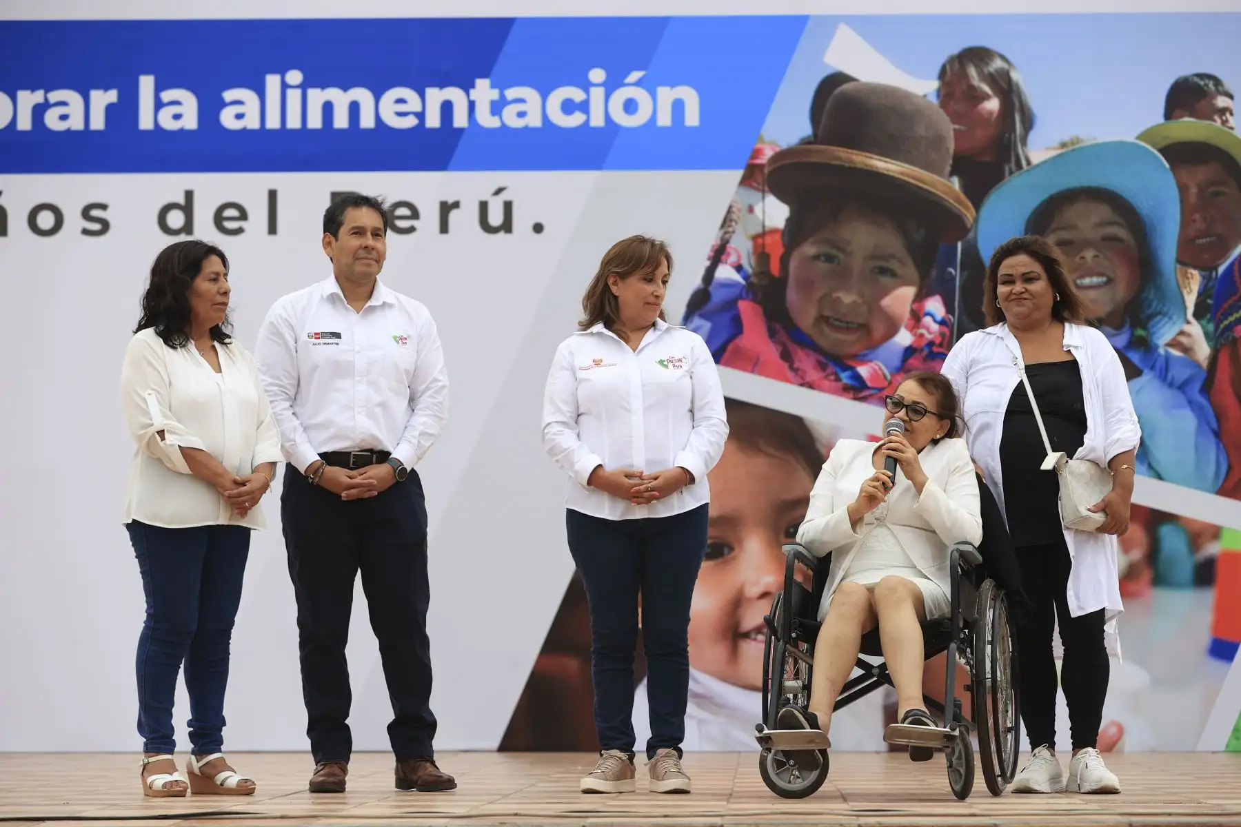 La mandataria junto al ministro de Desarrollo e Inclusión Social, Julio Demartini, representantes de la Organización de los Comités del Vaso de Leche de Lima y Callao, y numerosas madres de familia participó en la ceremonia donde se anunció la transferencia de S/ 100 millones a favor de los gobiernos locales para el Programa Vaso de Leche.
Foto: ANDINA/MIDIS