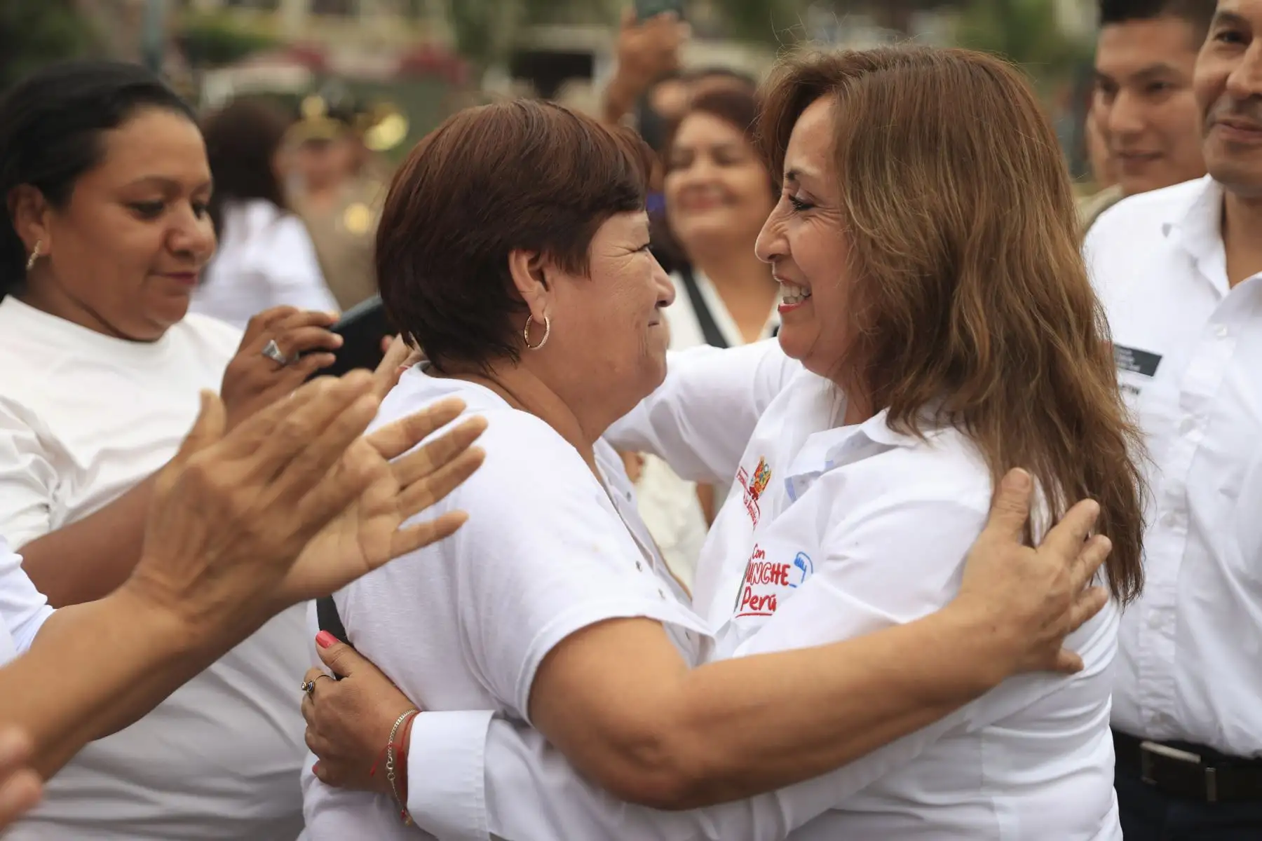 La mandataria junto al ministro de Desarrollo e Inclusión Social, Julio Demartini, representantes de la Organización de los Comités del Vaso de Leche de Lima y Callao, y numerosas madres de familia participó en la ceremonia donde se anunció la transferencia de S/ 100 millones a favor de los gobiernos locales para el Programa Vaso de Leche.
Foto: ANDINA/MIDIS