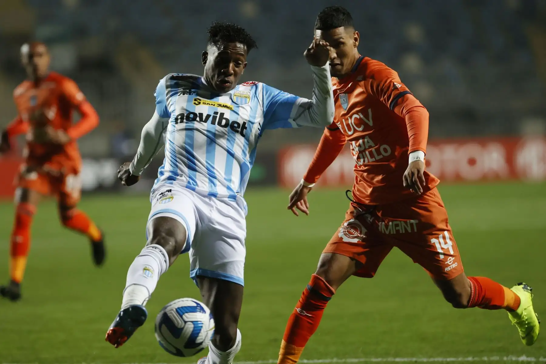 Yorman Zapata de Magallanes disputa el balón con Carlos Miguel Cabello de Universidad César Vallejo, hoy, durante un partido válido por la fase de grupos de la Copa Sudamericana, disputado en el estadio El Teniente, en Rancagua.
Foto: EFE