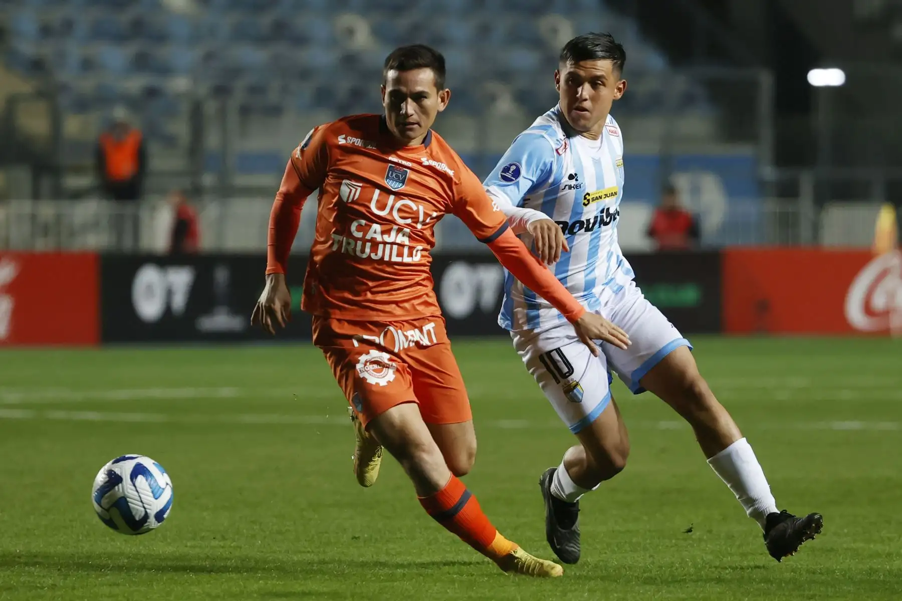 Tomás Aránguiz de Magallanes disputa el balón con Jairo Vélez de Universidad César Vallejo, hoy, durante un partido válido por la fase de grupos de la Copa Sudamericana, disputado en el estadio El Teniente, en Rancagua, Chile.
Foto: EFE