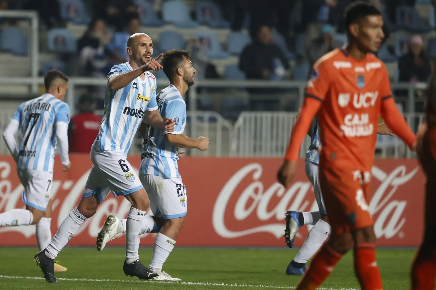 Nicolás Berardo de Magallanes celebra un gol ante Universidad César Vallejo, hoy, durante un partido válido por la fase de grupos de la Copa Sudamericana, disputado en el estadio El Teniente, en Rancagua, Chile. 
Foto: EFE