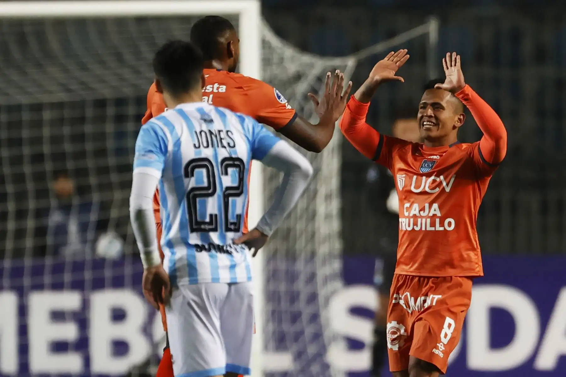 Frank Joseph Ysique de Universidad César Vallejo celebra un gol ante Magallanes, hoy, durante un partido válido por la fase de grupos de la Copa Sudamericana, disputado en el estadio El Teniente, en Rancagua, Chile.
Foto: EFE