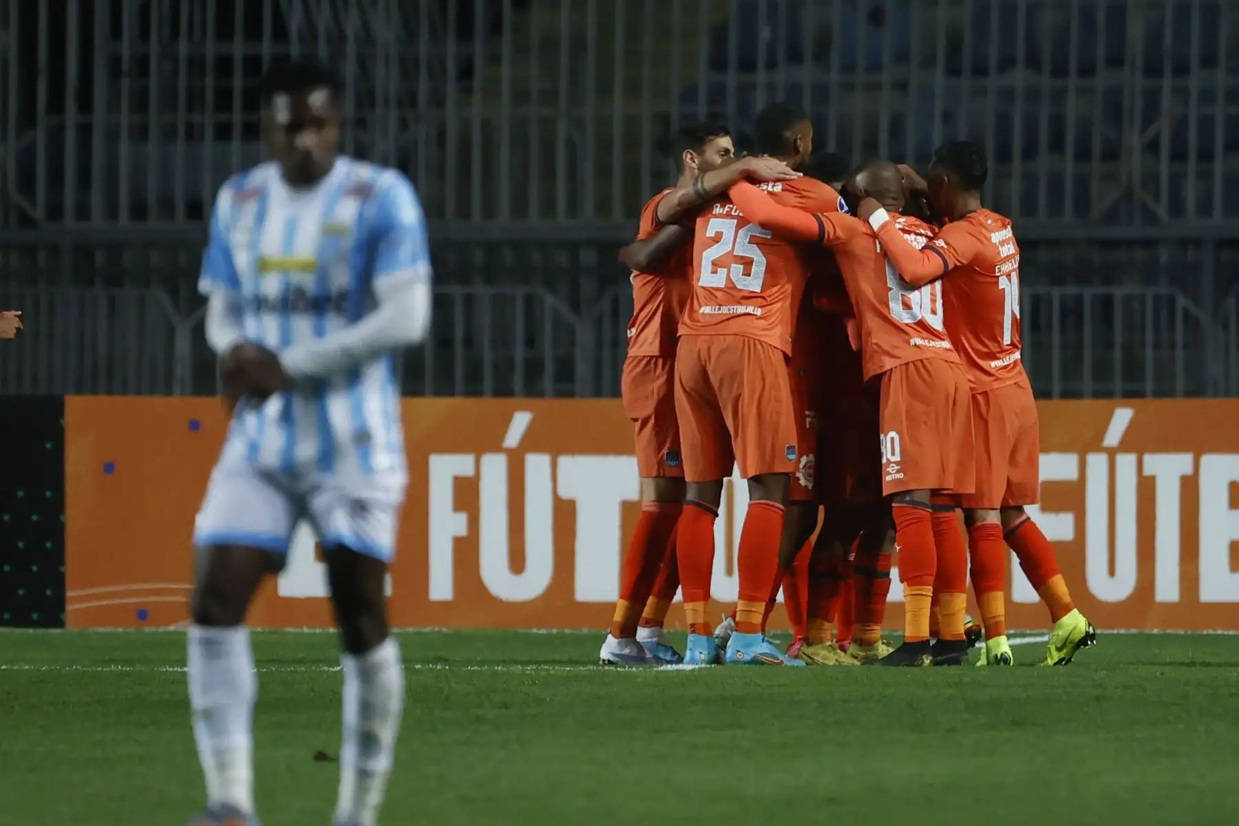 Los jugadores de Universidad César Vallejo celebran un gol ante Magallanes, hoy, durante un partido válido por la fase de grupos de la Copa Sudamericana, disputado en el estadio El Teniente, en Rancagua, Chile.
Foto: EFE