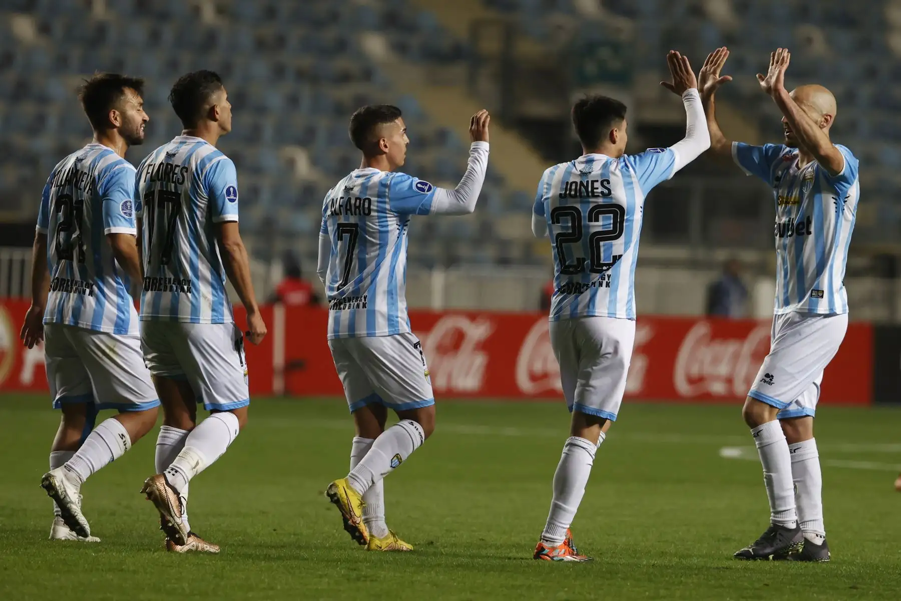 Los jugadores de Magallanes celebran un gol ante Universidad César Vallejo, hoy, durante un partido válido por la fase de grupos de la Copa Sudamericana, disputado en el estadio El Teniente, en Rancagua, Chile.
Foto: EFE
