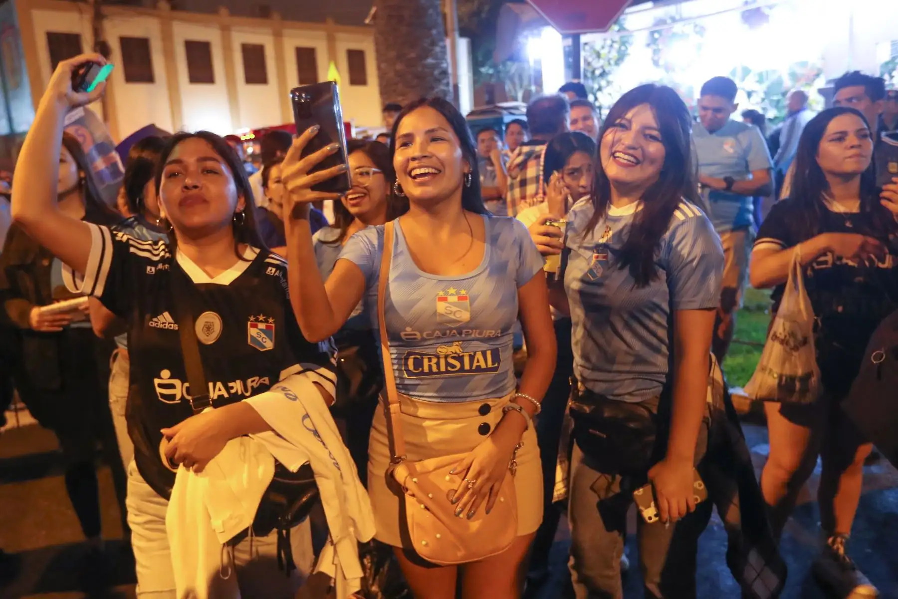 La hinchada rimense acompaña a su equipo en el encuentro con los Tigres en donde medirán fuerzas por la fecha 3 del grupo D de la Libertadores en el Estadio Nacional de Perú a las 21:00 hora peruana. Los "celestes" tendrán que ganar para mantener las posibilidades de clasificar a la siguiente ronda del torneo, pero también para salir de su mala racha de las últimas semanas.
Foto: ANDINA/Ricardo Cuba