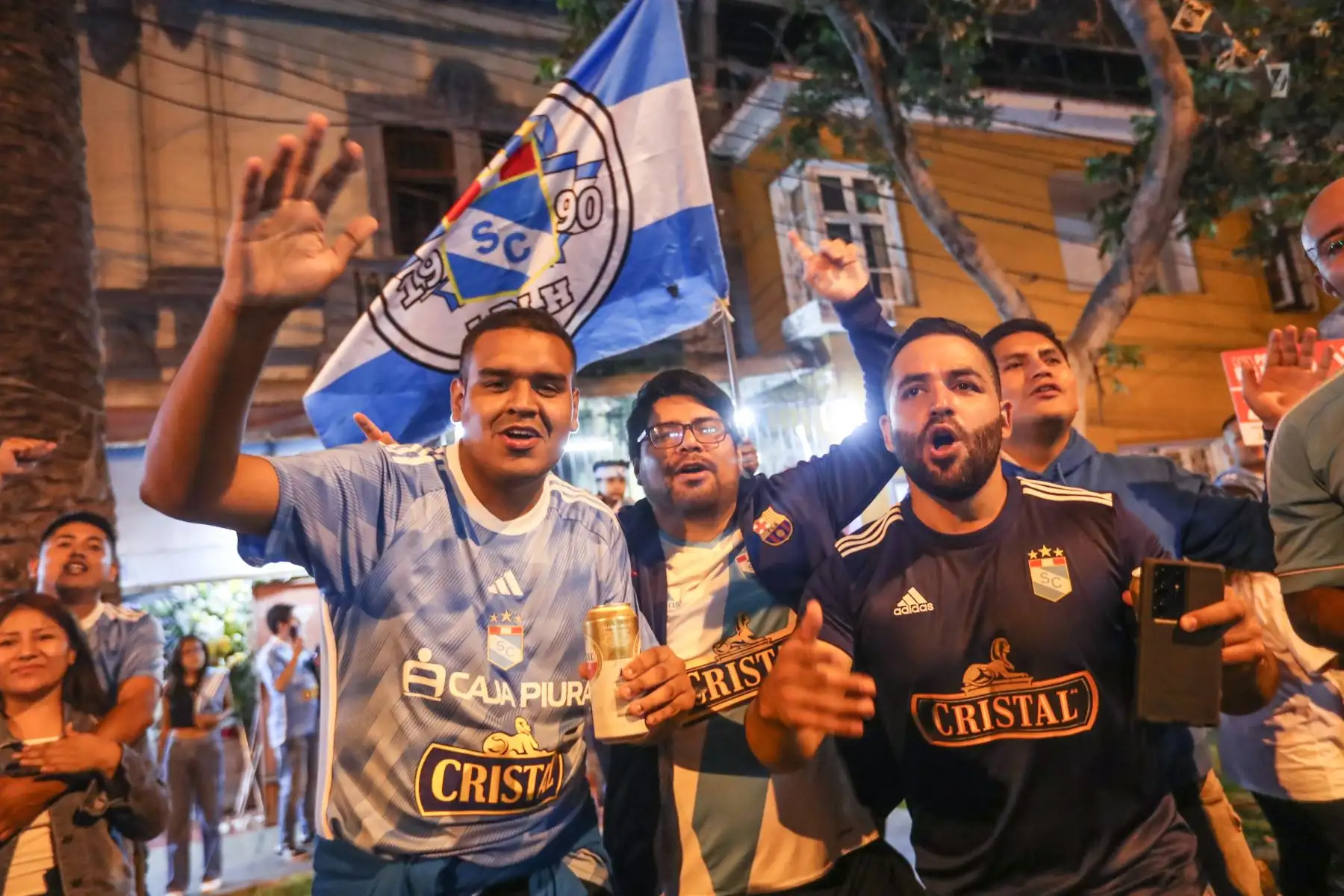 La hinchada rimense acompaña a su equipo en el encuentro con los Tigres en donde medirán fuerzas por la fecha 3 del grupo D de la Libertadores en el Estadio Nacional de Perú a las 21:00 hora peruana. Los "celestes" tendrán que ganar para mantener las posibilidades de clasificar a la siguiente ronda del torneo, pero también para salir de su mala racha de las últimas semanas.
Foto: ANDINA/Ricardo Cuba
