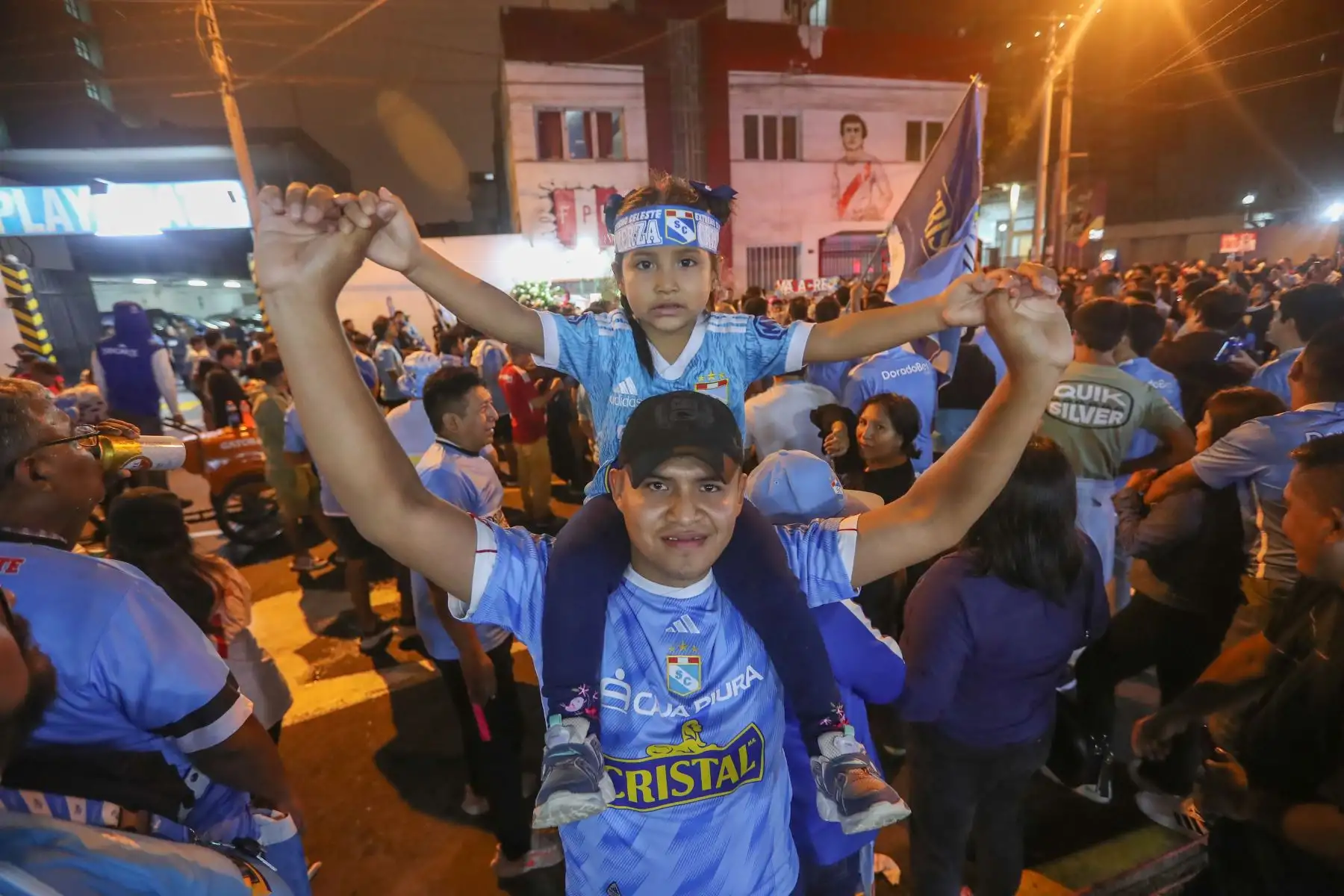 La hinchada rimense acompaña a su equipo en el encuentro con los Tigres en donde medirán fuerzas por la fecha 3 del grupo D de la Libertadores en el Estadio Nacional de Perú a las 21:00 hora peruana. Los "celestes" tendrán que ganar para mantener las posibilidades de clasificar a la siguiente ronda del torneo, pero también para salir de su mala racha de las últimas semanas.
Foto: ANDINA/Ricardo Cuba