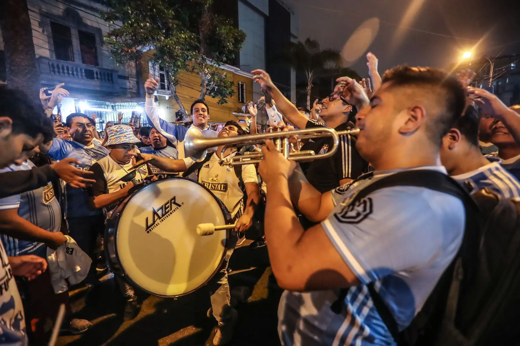 La hinchada rimense acompaña a su equipo en el encuentro con los Tigres en donde medirán fuerzas por la fecha 3 del grupo D de la Libertadores en el Estadio Nacional de Perú a las 21:00 hora peruana. Los "celestes" tendrán que ganar para mantener las posibilidades de clasificar a la siguiente ronda del torneo, pero también para salir de su mala racha de las últimas semanas.
Foto: ANDINA/Ricardo Cuba