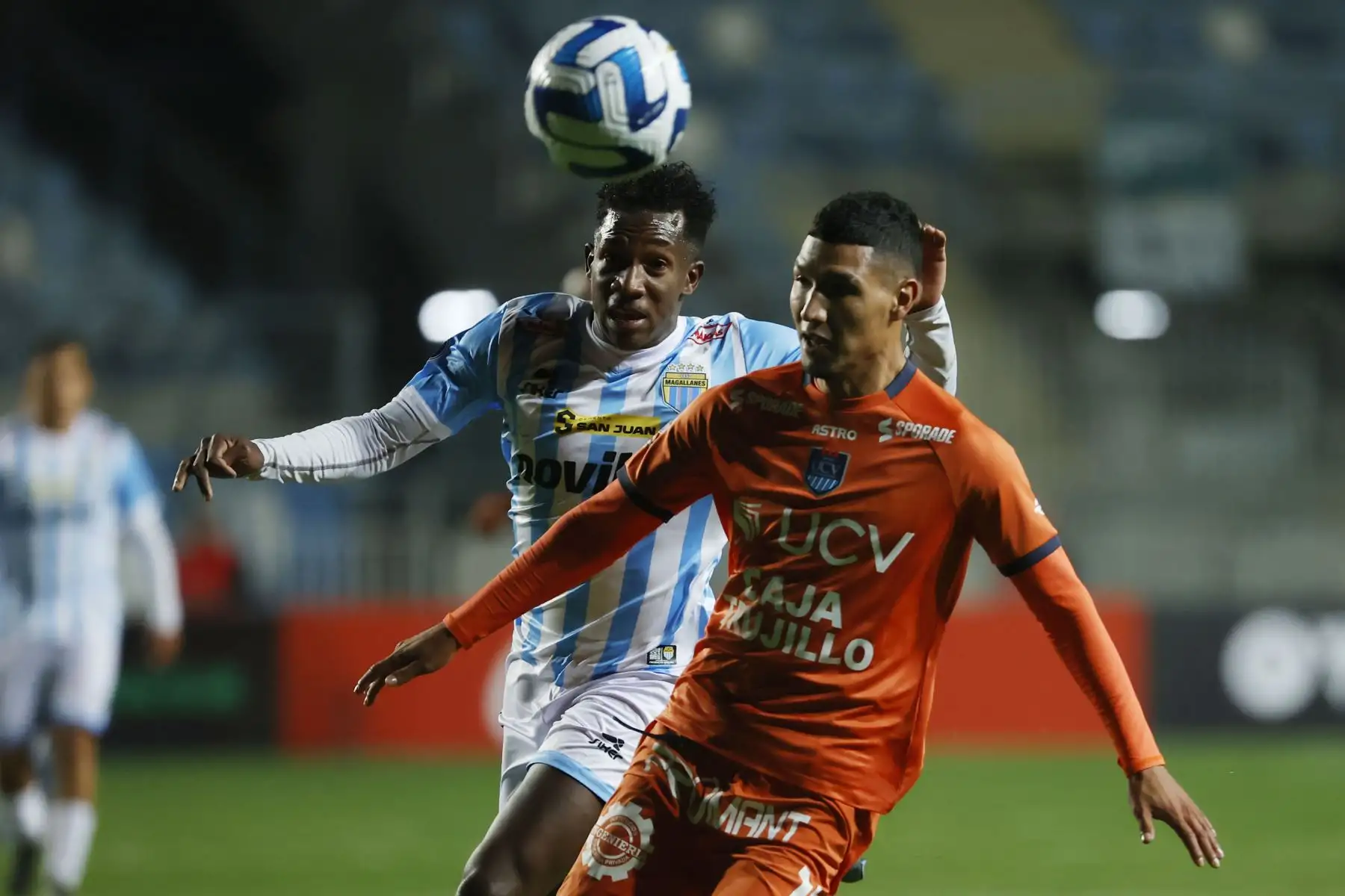 Yorman Zapata de Magallanes disputa el balón con Carlos Cabello de Universidad César Vallejo, hoy, durante un partido válido por la fase de grupos de la Copa Sudamericana, disputado en el estadio El Teniente, en Rancagua, Chile.
Foto: EFE