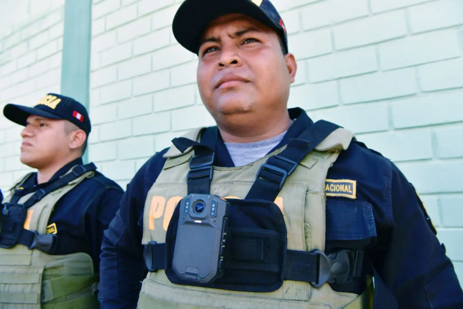 El ministro del Interior, Vicente Romero, supervisó la entrega de equipos tecnológicos para las comisarías de la región Tumbes. Los nuevos dispositivos contribuirán a fortalecer la seguridad ciudadana y la capacidad de respuesta ante el delito de la Policía Nacional del Perú (PNP) en dicha región fronteriza del norte del país.
Foto: ANDINA/MININTER