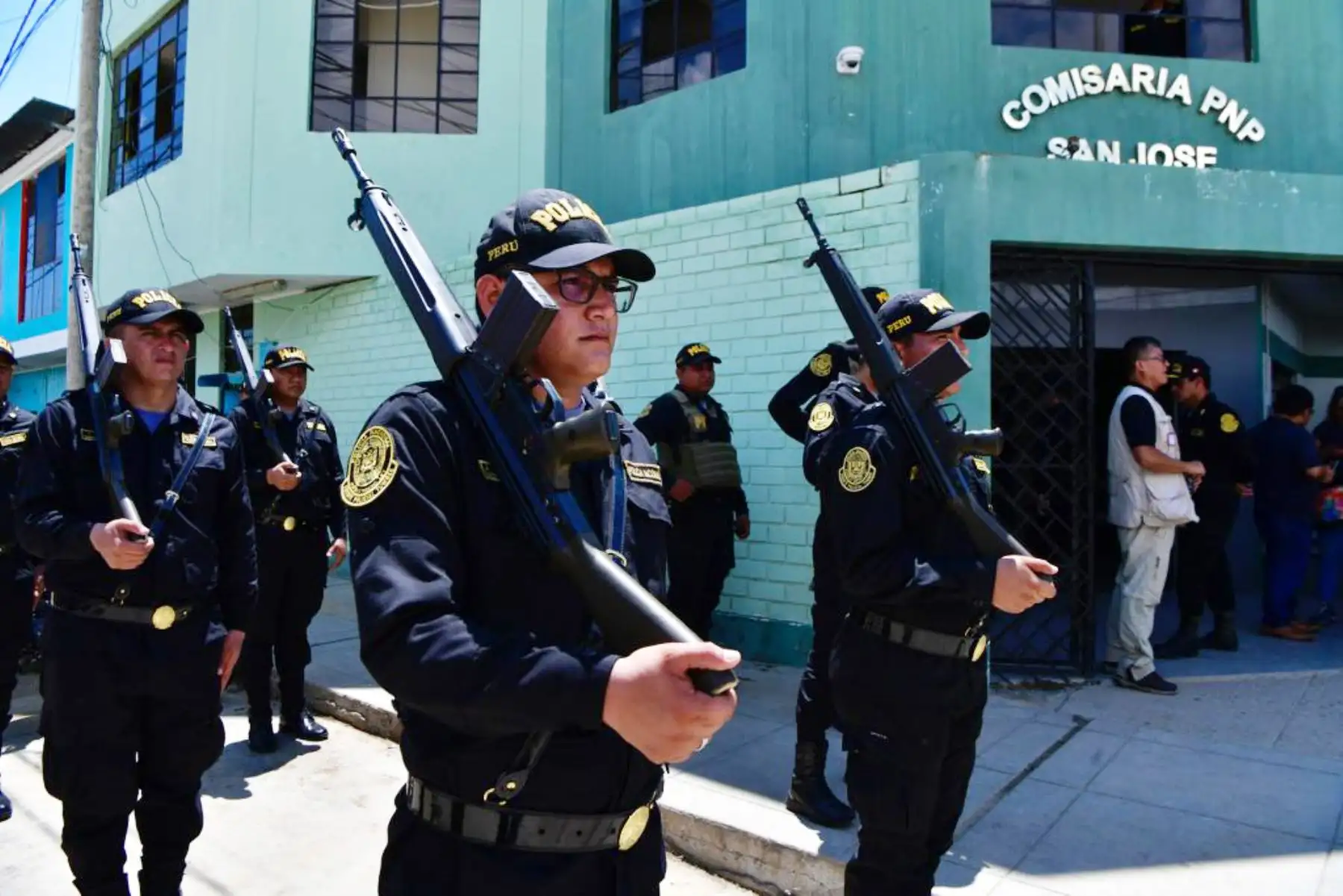 El ministro del Interior, Vicente Romero, supervisó la entrega de equipos tecnológicos para las comisarías de la región Tumbes. Los nuevos dispositivos contribuirán a fortalecer la seguridad ciudadana y la capacidad de respuesta ante el delito de la Policía Nacional del Perú (PNP) en dicha región fronteriza del norte del país.
Foto: ANDINA/MININTER