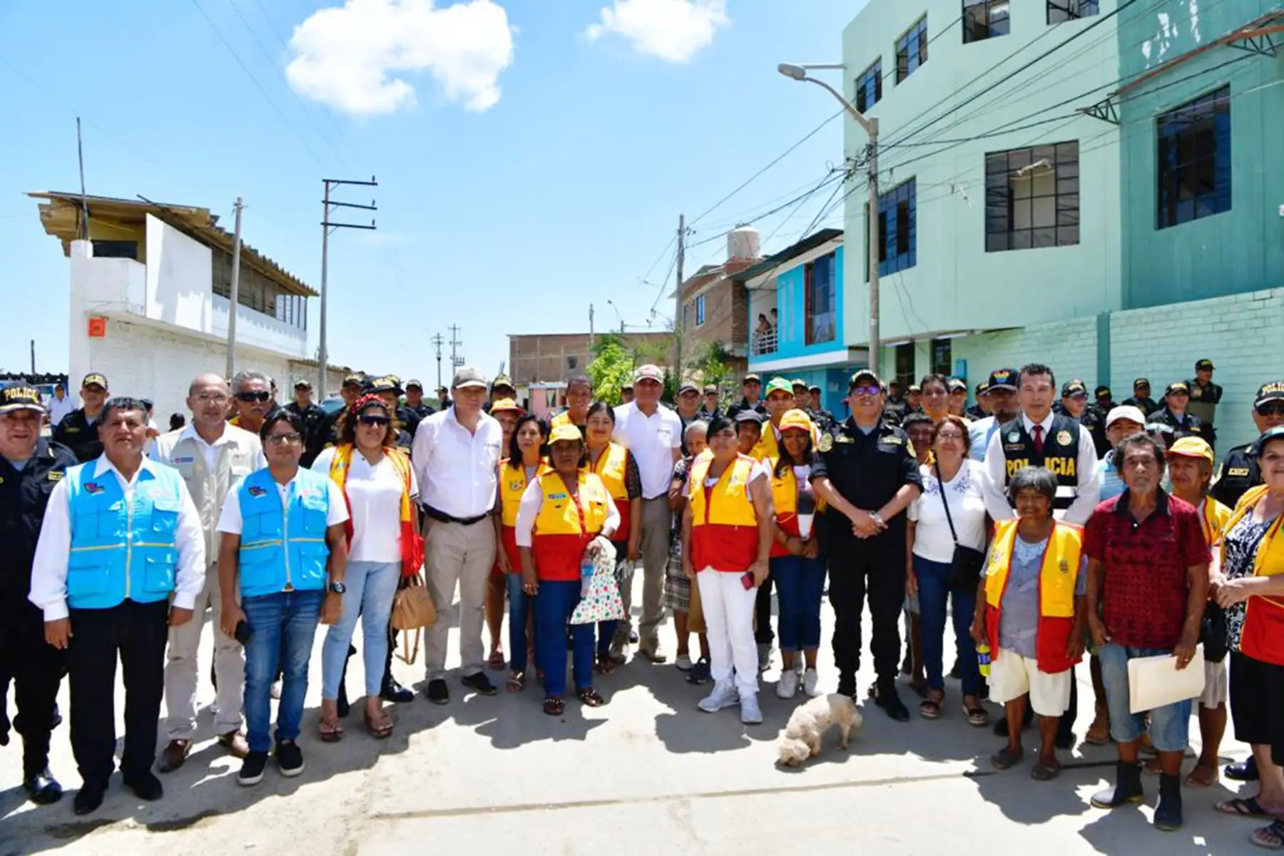 El ministro del Interior, Vicente Romero, supervisó la entrega de equipos tecnológicos para las comisarías de la región Tumbes. Los nuevos dispositivos contribuirán a fortalecer la seguridad ciudadana y la capacidad de respuesta ante el delito de la Policía Nacional del Perú (PNP) en dicha región fronteriza del norte del país.
Foto: ANDINA/MININTER