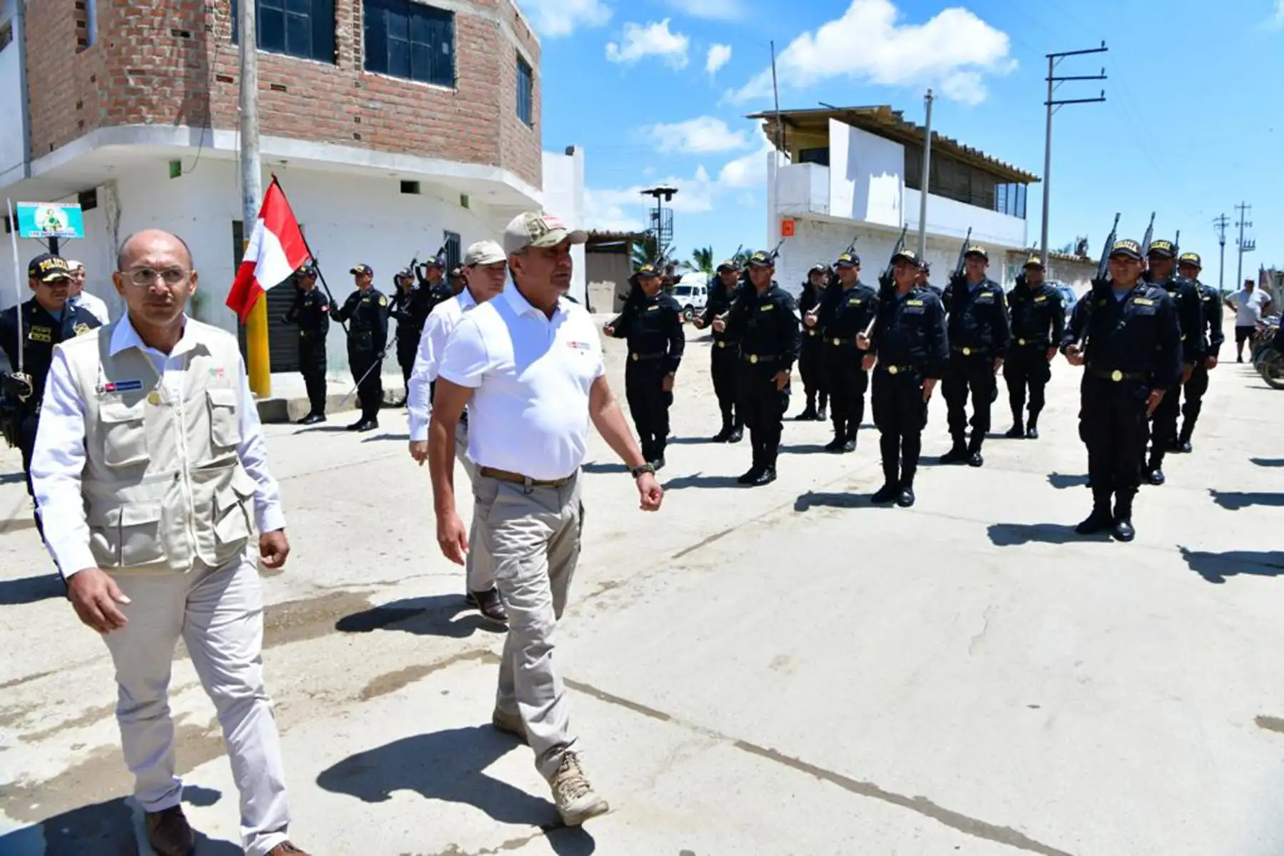 El ministro del Interior, Vicente Romero, supervisó la entrega de equipos tecnológicos para las comisarías de la región Tumbes. Los nuevos dispositivos contribuirán a fortalecer la seguridad ciudadana y la capacidad de respuesta ante el delito de la Policía Nacional del Perú (PNP) en dicha región fronteriza del norte del país.
Foto: ANDINA/MININTER