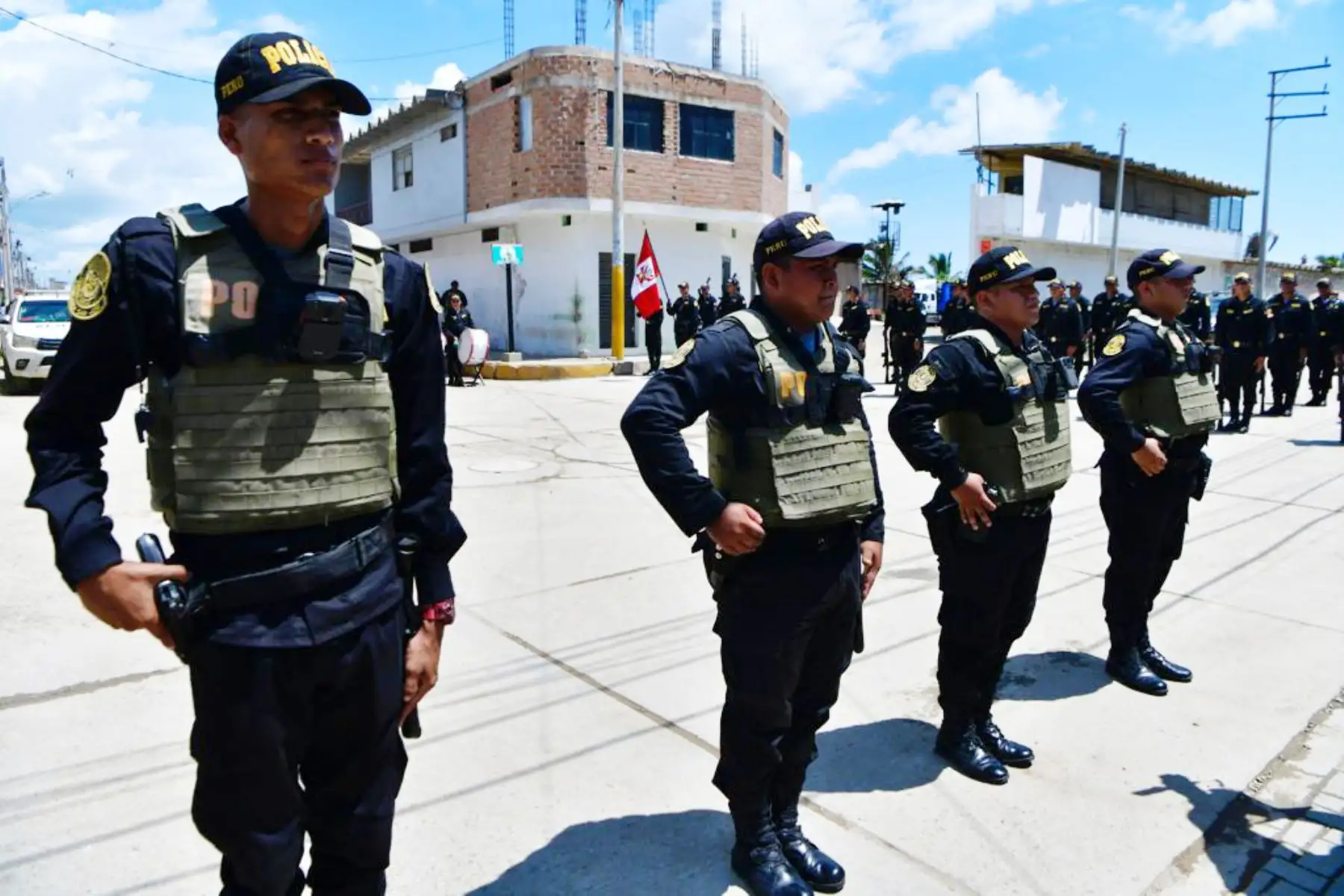 El ministro del Interior, Vicente Romero, supervisó la entrega de equipos tecnológicos para las comisarías de la región Tumbes. Los nuevos dispositivos contribuirán a fortalecer la seguridad ciudadana y la capacidad de respuesta ante el delito de la Policía Nacional del Perú (PNP) en dicha región fronteriza del norte del país.
Foto: ANDINA/MININTER