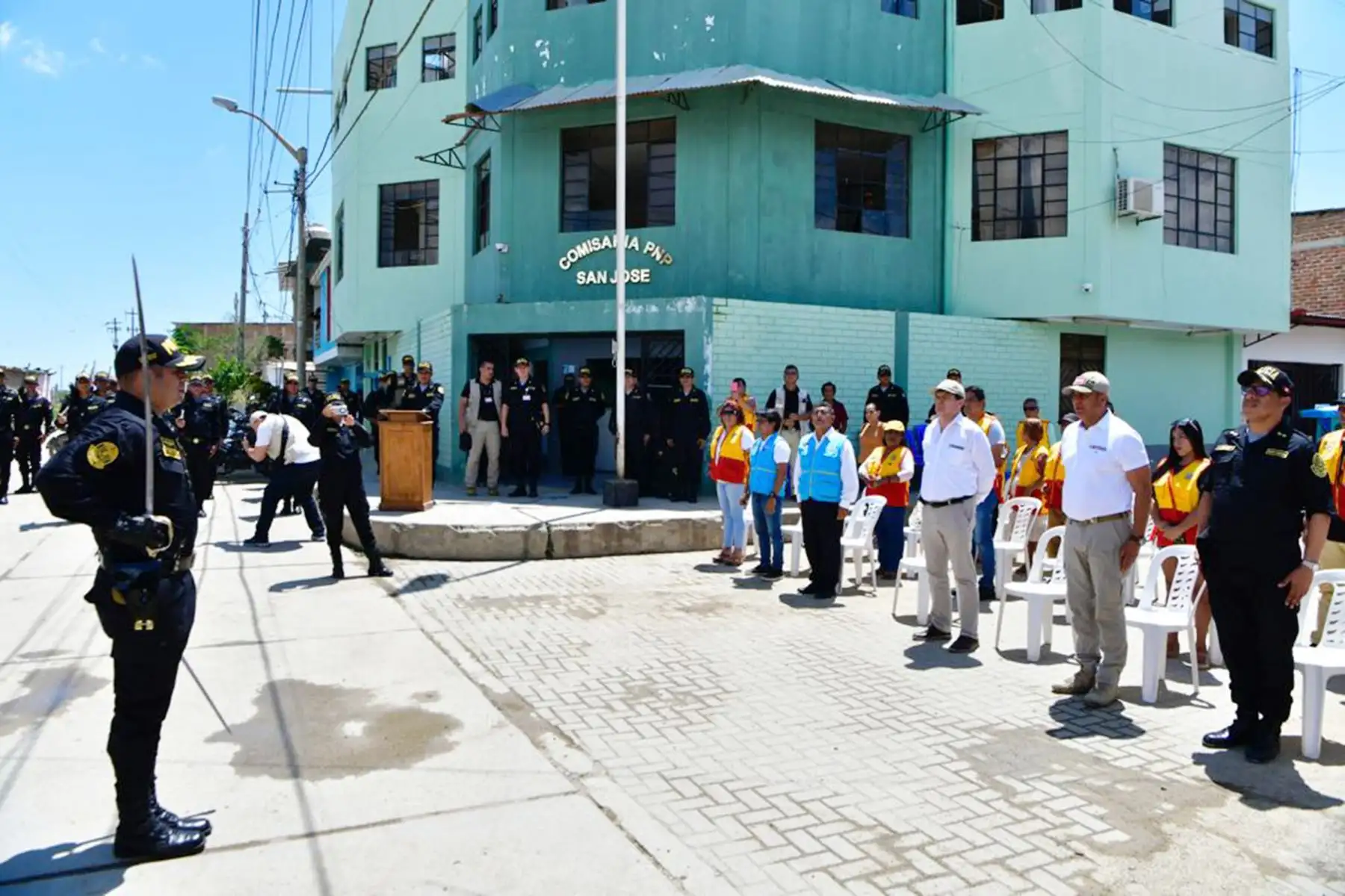 El ministro del Interior, Vicente Romero, supervisó la entrega de equipos tecnológicos para las comisarías de la región Tumbes. Los nuevos dispositivos contribuirán a fortalecer la seguridad ciudadana y la capacidad de respuesta ante el delito de la Policía Nacional del Perú (PNP) en dicha región fronteriza del norte del país.
Foto: ANDINA/MININTER