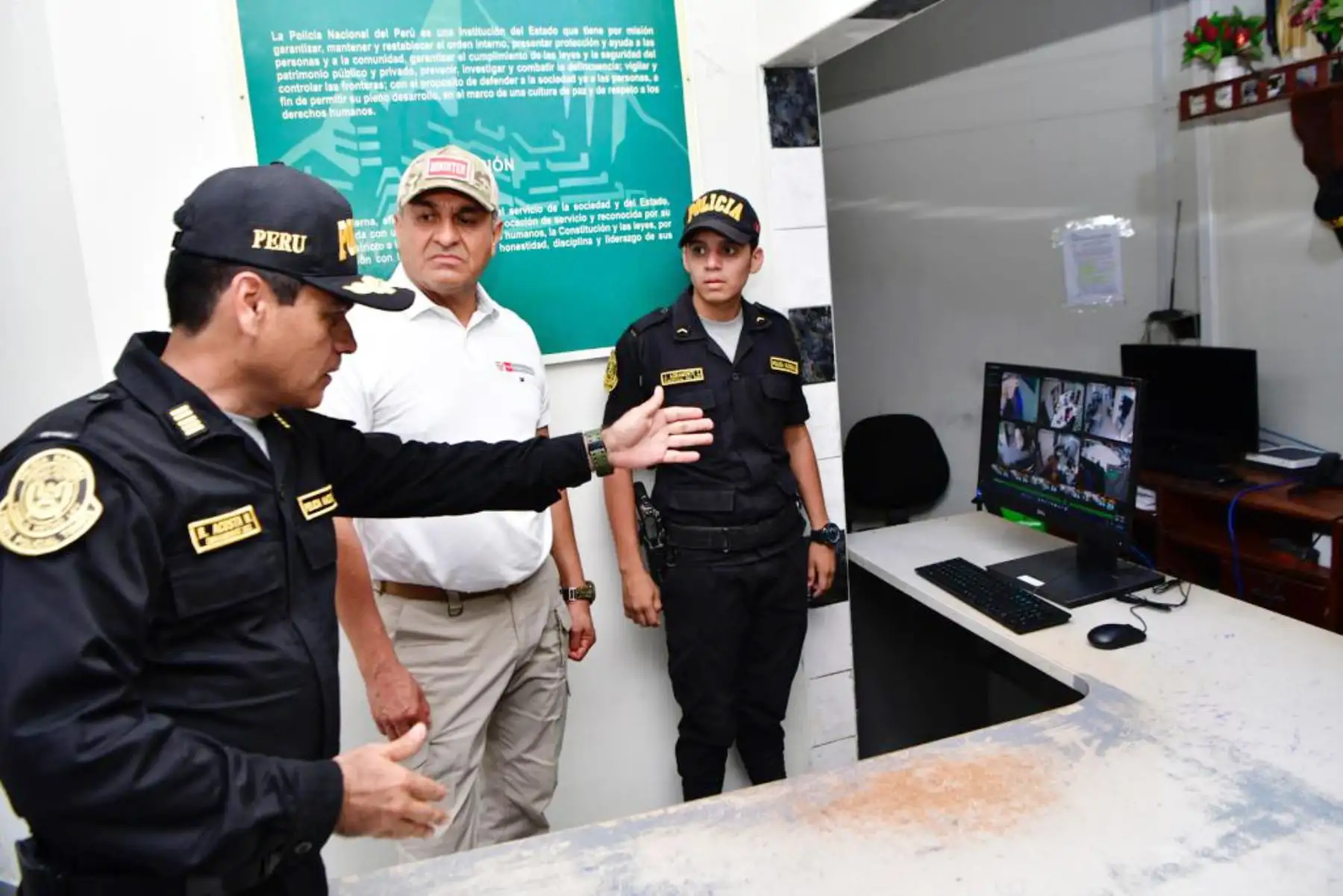 El ministro del Interior, Vicente Romero, supervisó la entrega de equipos tecnológicos para las comisarías de la región Tumbes. Los nuevos dispositivos contribuirán a fortalecer la seguridad ciudadana y la capacidad de respuesta ante el delito de la Policía Nacional del Perú (PNP) en dicha región fronteriza del norte del país.
Foto: ANDINA/MININTER