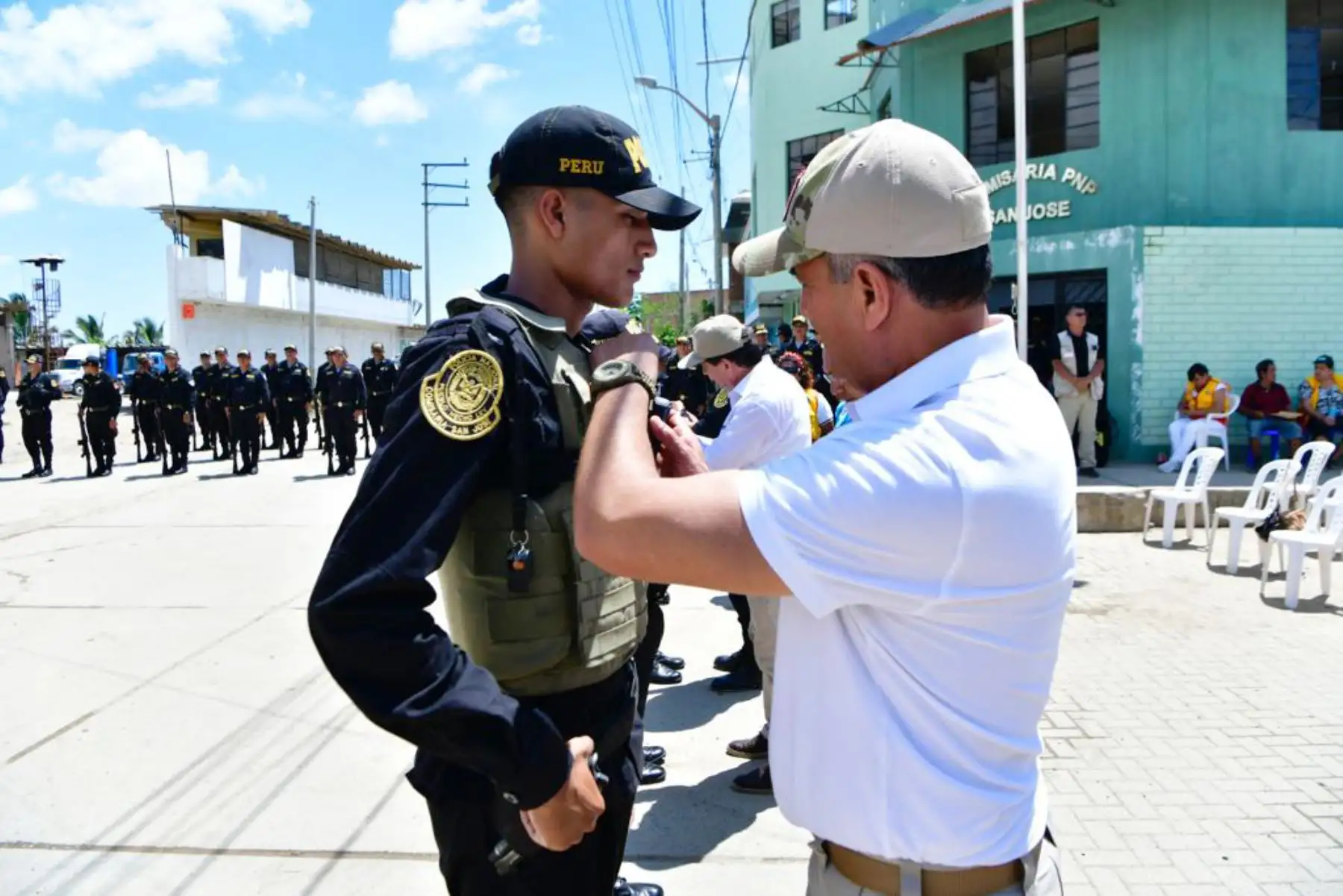 El ministro del Interior, Vicente Romero, supervisó la entrega de equipos tecnológicos para las comisarías de la región Tumbes. Los nuevos dispositivos contribuirán a fortalecer la seguridad ciudadana y la capacidad de respuesta ante el delito de la Policía Nacional del Perú (PNP) en dicha región fronteriza del norte del país.
Foto: ANDINA/MININTER