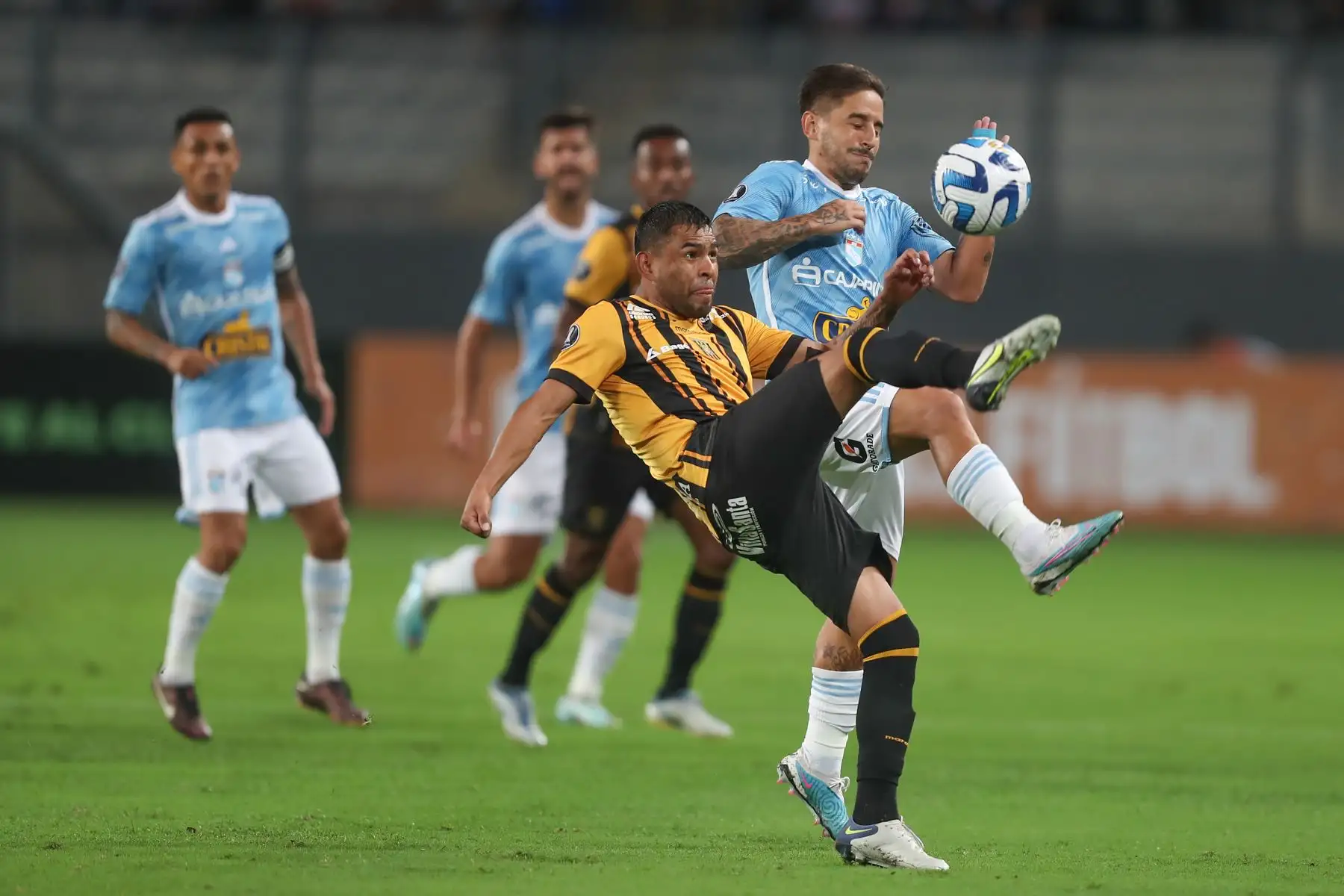 Jugando de local en el Estadio Nacional de Lima, Sporting Cristal derrota esta noche por 1-0 a The Strongest de Bolivia, en choque válido por la fecha 3 del grupo D de la Copa Libertadores.El único gol en lo que va del cotejo lo marcó Jhilmar Lora, con remate de tijera, en el minuto 80.
Foto: ANDINA/Ricardo Cuba
