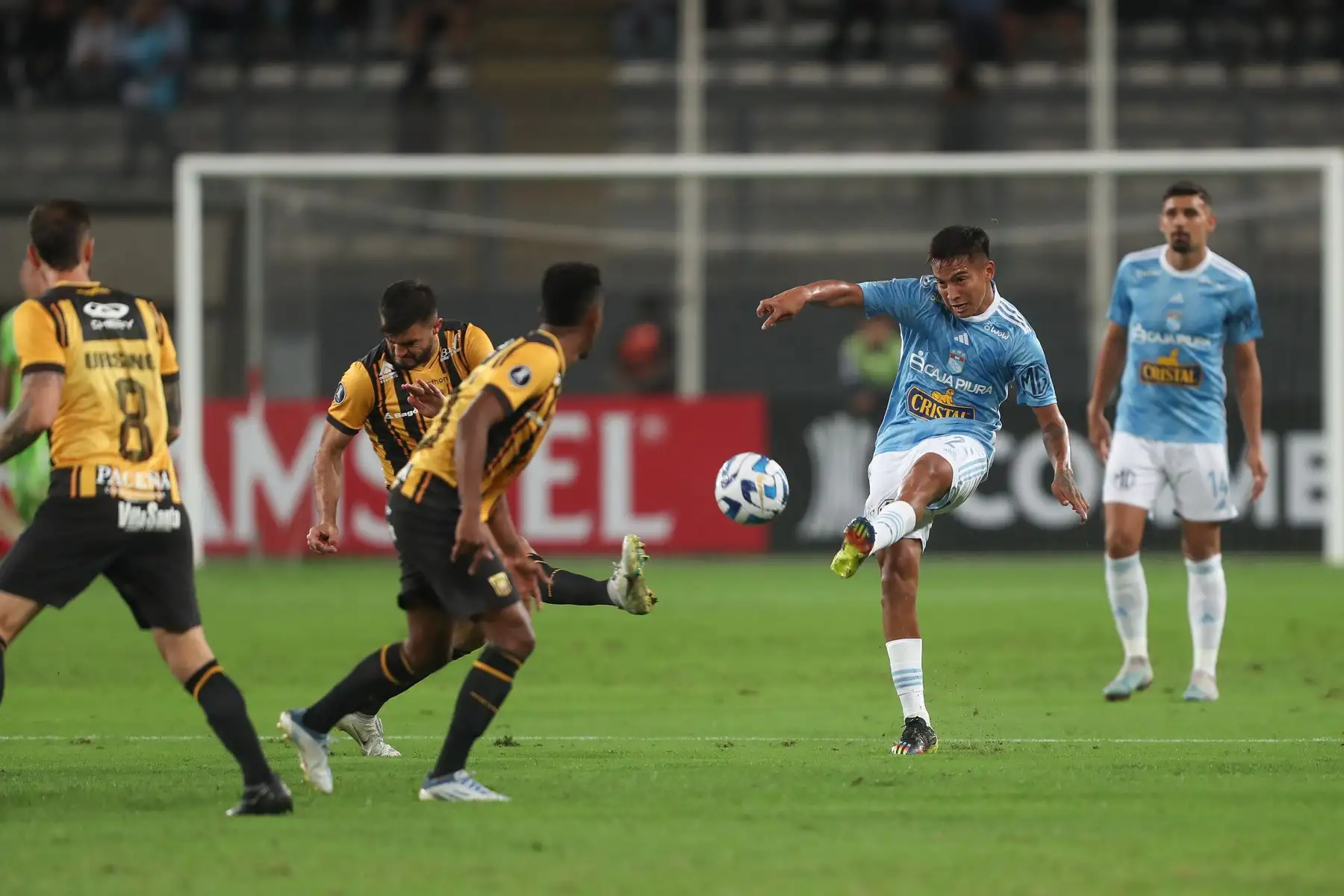 Jugando de local en el Estadio Nacional de Lima, Sporting Cristal derrota esta noche por 1-0 a The Strongest de Bolivia, en choque válido por la fecha 3 del grupo D de la Copa Libertadores.El único gol en lo que va del cotejo lo marcó Jhilmar Lora, con remate de tijera, en el minuto 80.
Foto: ANDINA/Ricardo Cuba