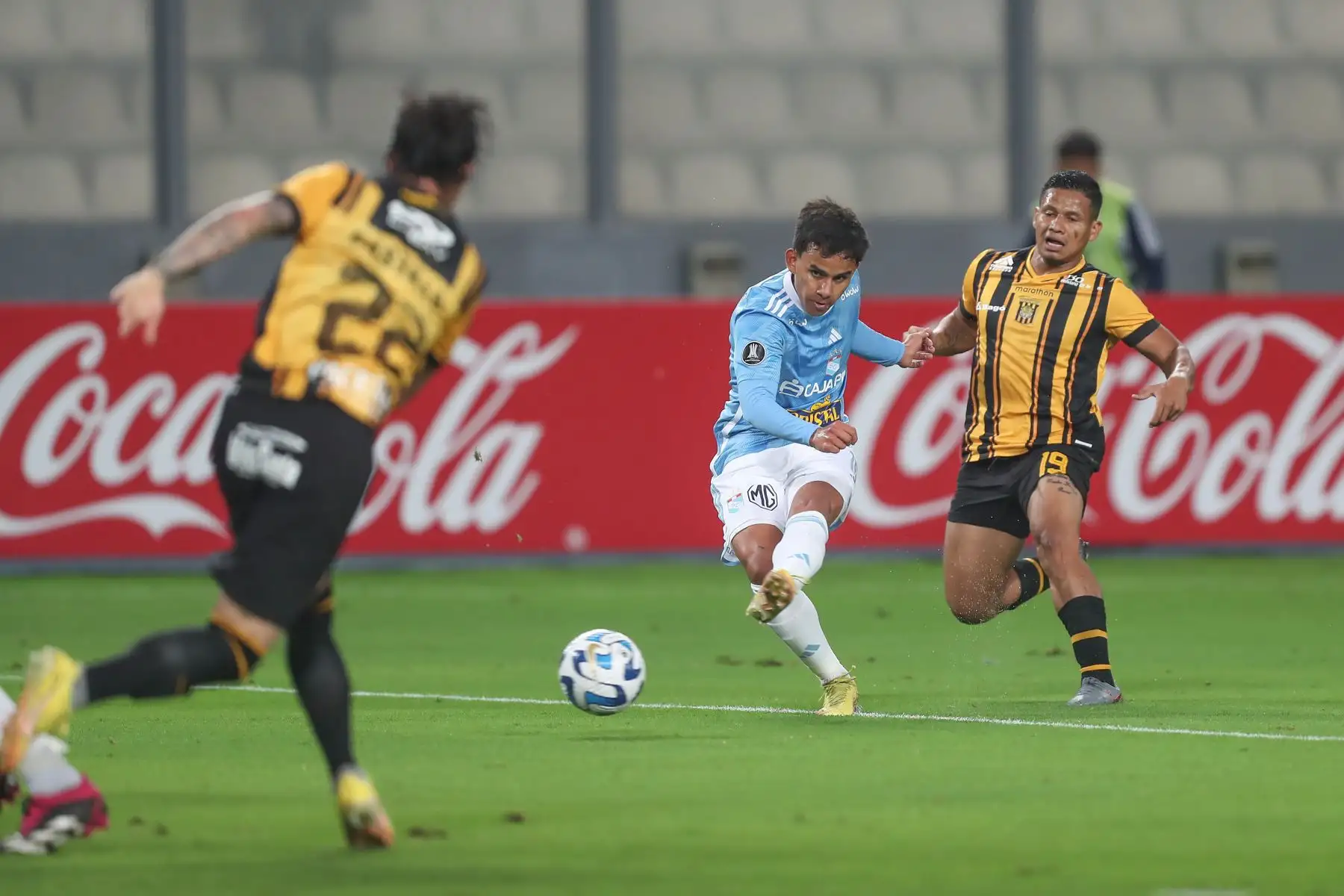 Jugando de local en el Estadio Nacional de Lima, Sporting Cristal derrota esta noche por 1-0 a The Strongest de Bolivia, en choque válido por la fecha 3 del grupo D de la Copa Libertadores.El único gol en lo que va del cotejo lo marcó Jhilmar Lora, con remate de tijera, en el minuto 80.
Foto: ANDINA/Ricardo Cuba