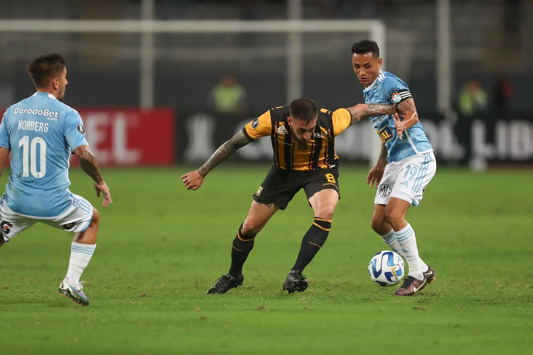 Jugando de local en el Estadio Nacional de Lima, Sporting Cristal empata esta noche 0-0 con The Strongest de Bolivia, en choque válido por la fecha 3 del grupo D de la Copa Libertadores.A lo largo de todo el primer tiempo, los celestes intentaron llegar al área boliviana en base a triangulaciones en tres cuartos de cancha y con pases largos de Yoshimar Yotún y Alejandro Hohberg para el brasileño Brenner, sin resultados positivos. 
Foto: ANDINA/Ricardo Cuba