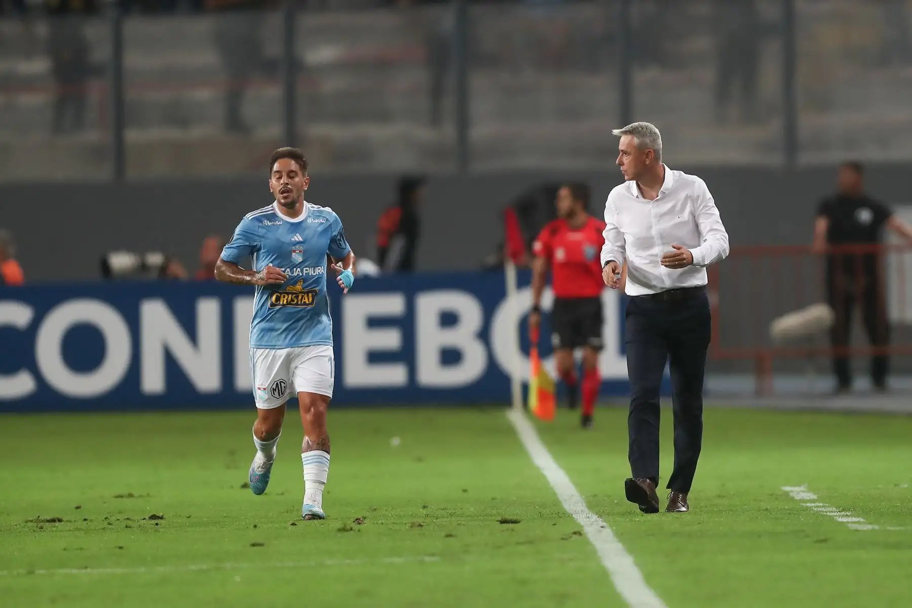 Jugando de local en el Estadio Nacional de Lima, Sporting Cristal derrota esta noche por 1-0 a The Strongest de Bolivia, en choque válido por la fecha 3 del grupo D de la Copa Libertadores.El único gol en lo que va del cotejo lo marcó Jhilmar Lora, con remate de tijera, en el minuto 80.
Foto: ANDINA/Ricardo Cuba