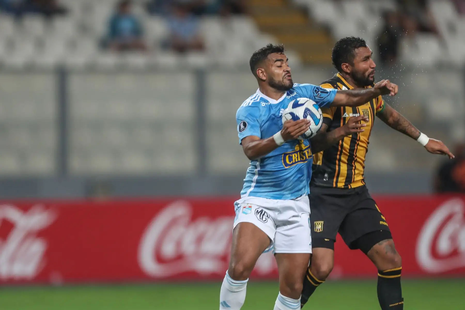 Jugando de local en el Estadio Nacional de Lima, Sporting Cristal derrota esta noche por 1-0 a The Strongest de Bolivia, en choque válido por la fecha 3 del grupo D de la Copa Libertadores.El único gol en lo que va del cotejo lo marcó Jhilmar Lora, con remate de tijera, en el minuto 80.
Foto: ANDINA/Ricardo Cuba