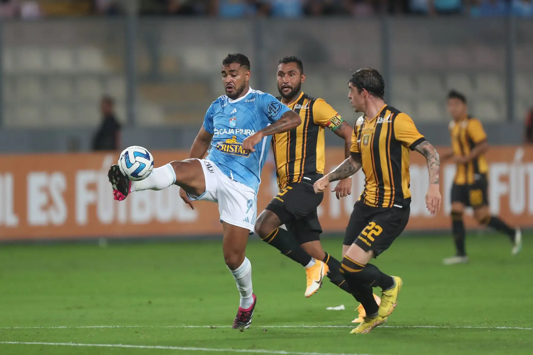 Jugando de local en el Estadio Nacional de Lima, Sporting Cristal derrota esta noche por 1-0 a The Strongest de Bolivia, en choque válido por la fecha 3 del grupo D de la Copa Libertadores.El único gol en lo que va del cotejo lo marcó Jhilmar Lora, con remate de tijera, en el minuto 80.
Foto: ANDINA/Ricardo Cuba