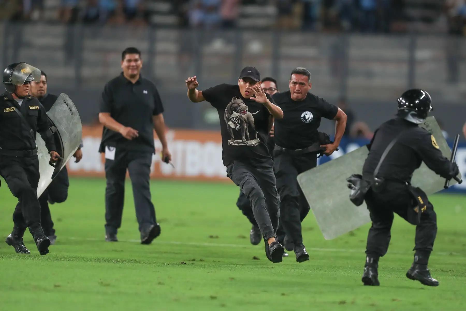 Un hincha se mete a la cancha  y es reducido por la seguridad durante el primer tiempo del partido entre Sporting Cristal y The Strongest de Bolivia que se juega en el Estadio Nacional de Lima.
Foto:ANDINA/MININTER