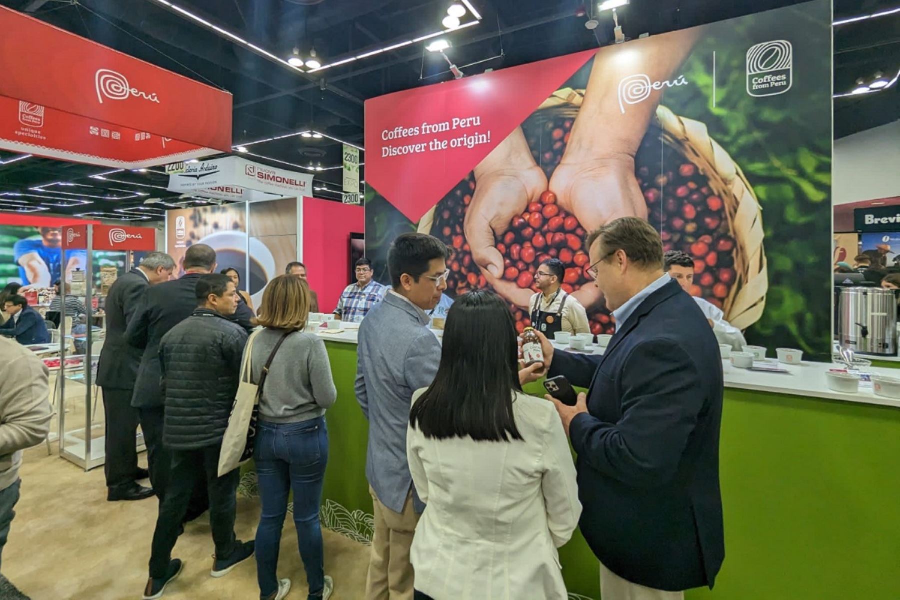 Compradores internacionales se acercan al stand del café peruano en la feria Specialty Coffee Expo 2023, desarrollada en Estados Unidos. Foto: Cortesía.