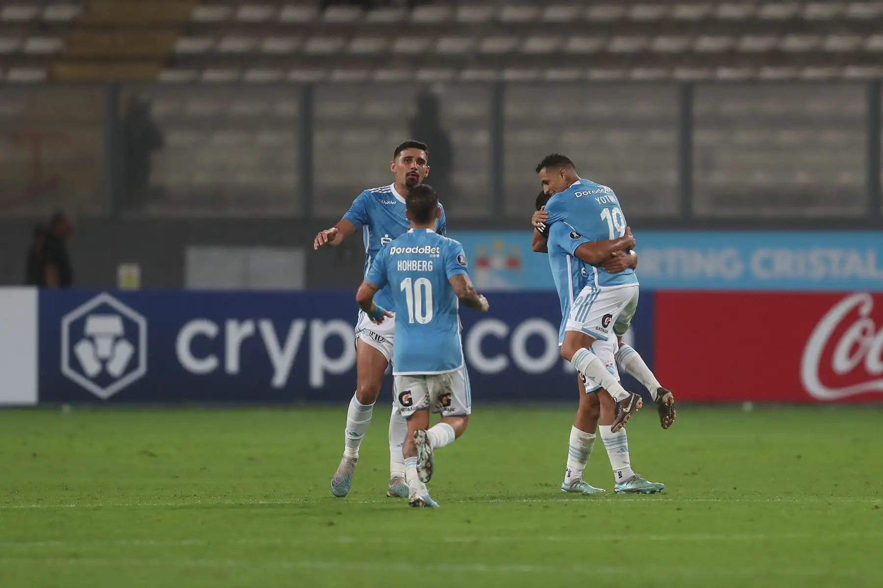 Jugando de local en el Estadio Nacional de Lima, Sporting Cristal derrota esta noche por 1-0 a The Strongest de Bolivia, en choque válido por la fecha 3 del grupo D de la Copa Libertadores.El único gol en lo que va del cotejo lo marcó Jhilmar Lora, con remate de tijera, en el minuto 80.
Foto: ANDINA/Ricardo Cuba