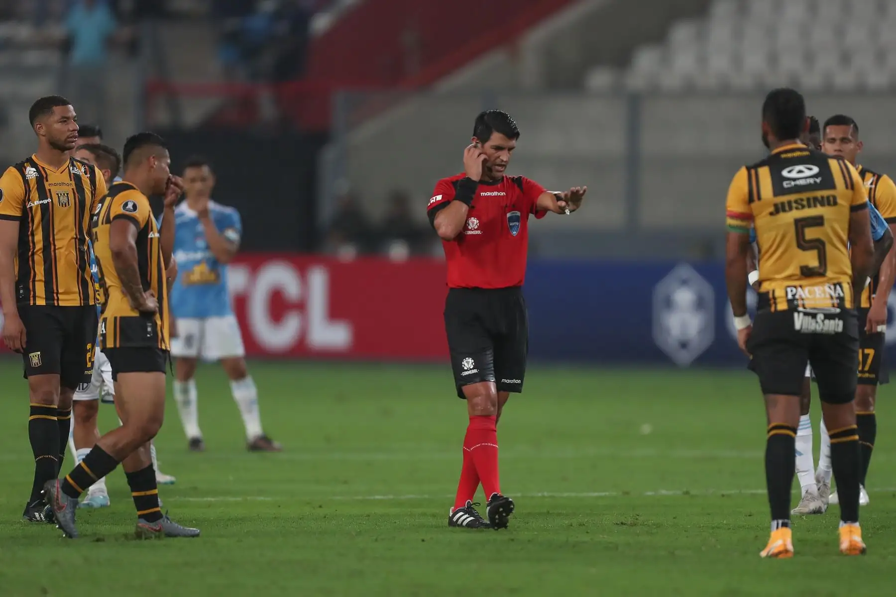 Jugando de local en el Estadio Nacional de Lima, Sporting Cristal derrota esta noche por 1-0 a The Strongest de Bolivia, en choque válido por la fecha 3 del grupo D de la Copa Libertadores.El único gol en lo que va del cotejo lo marcó Jhilmar Lora, con remate de tijera, en el minuto 80.
Foto: ANDINA/Ricardo Cuba
